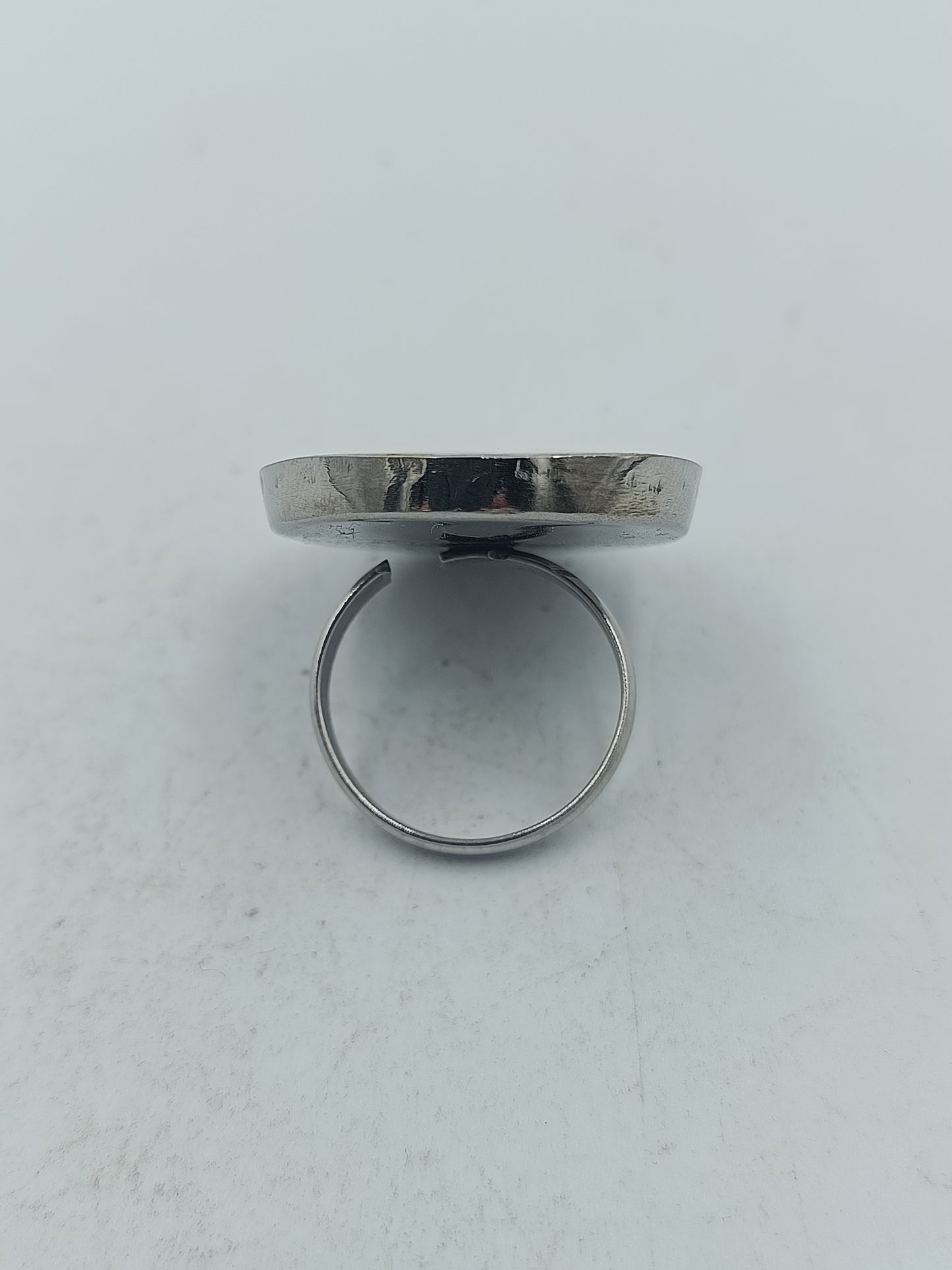 Ovaler Ring mit schimmernder Perlmuttoptik in elegantem zeitlosen Design