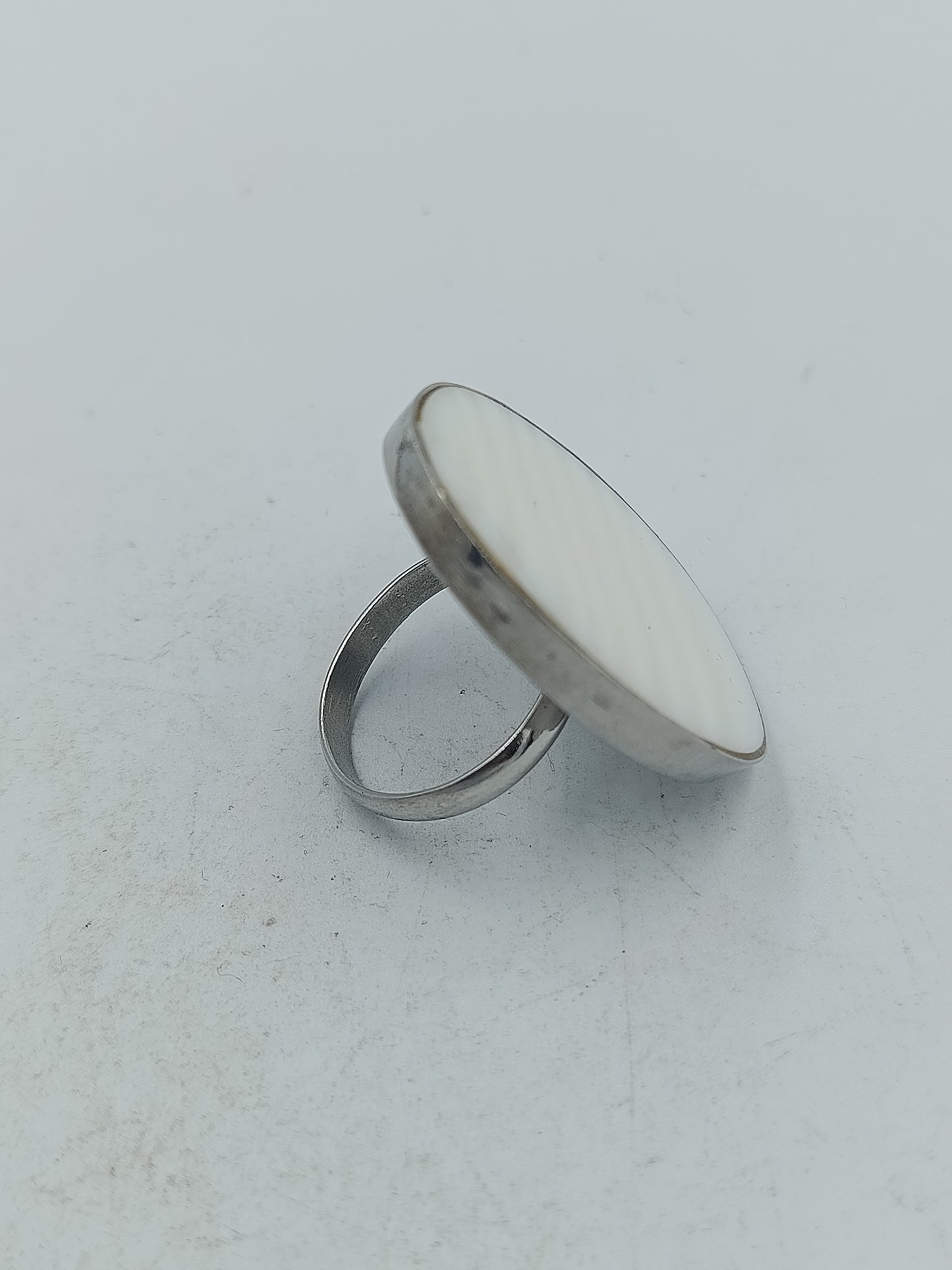 Ovaler Ring mit schimmernder Perlmuttoptik in elegantem zeitlosen Design
