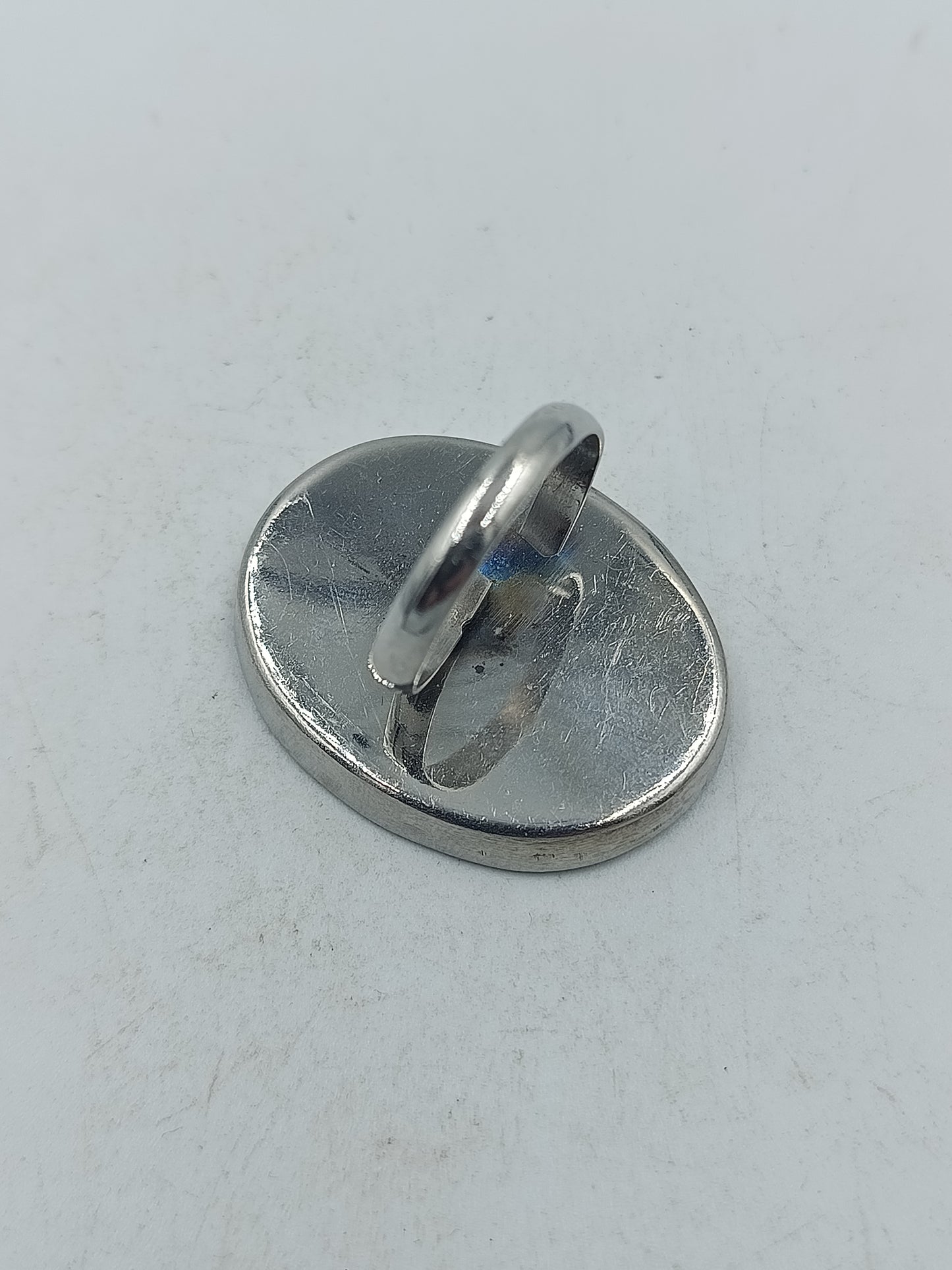 Ovaler Ring mit schimmernder Perlmuttoptik in elegantem zeitlosen Design