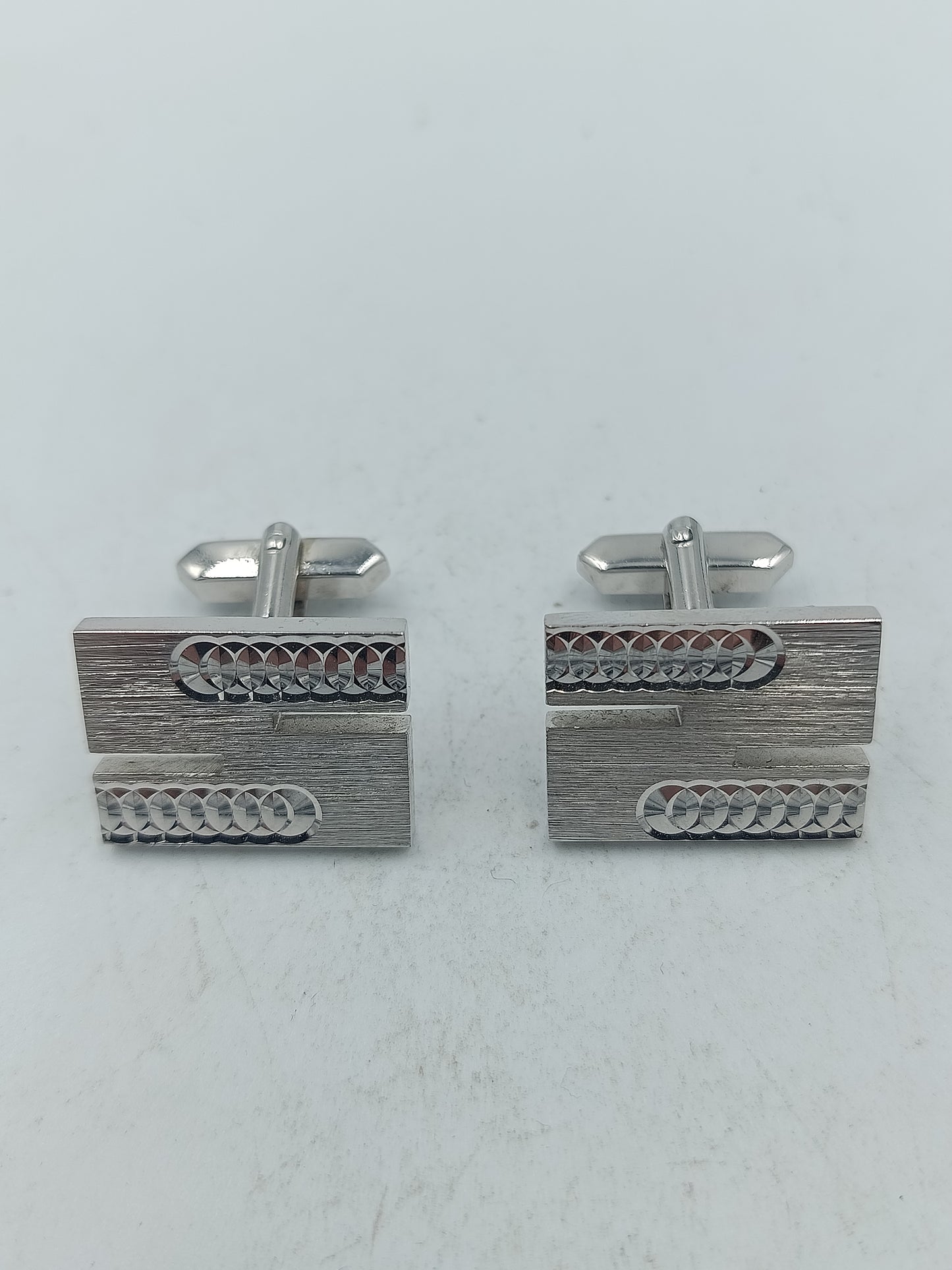 Rechteckige Manschettenknöpfe silberfarben mit strukturierter Oberfläche und klassischem Design