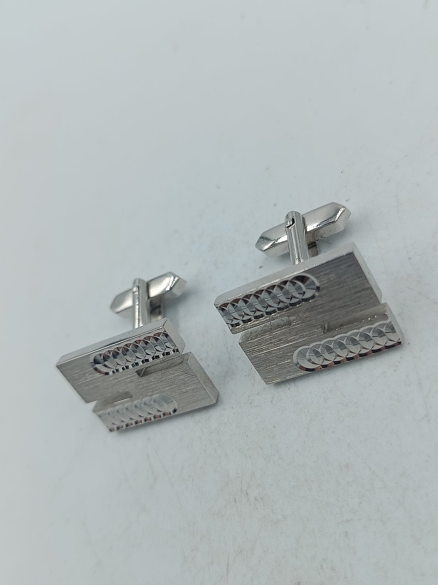 Rechteckige Manschettenknöpfe silberfarben mit strukturierter Oberfläche und klassischem Design