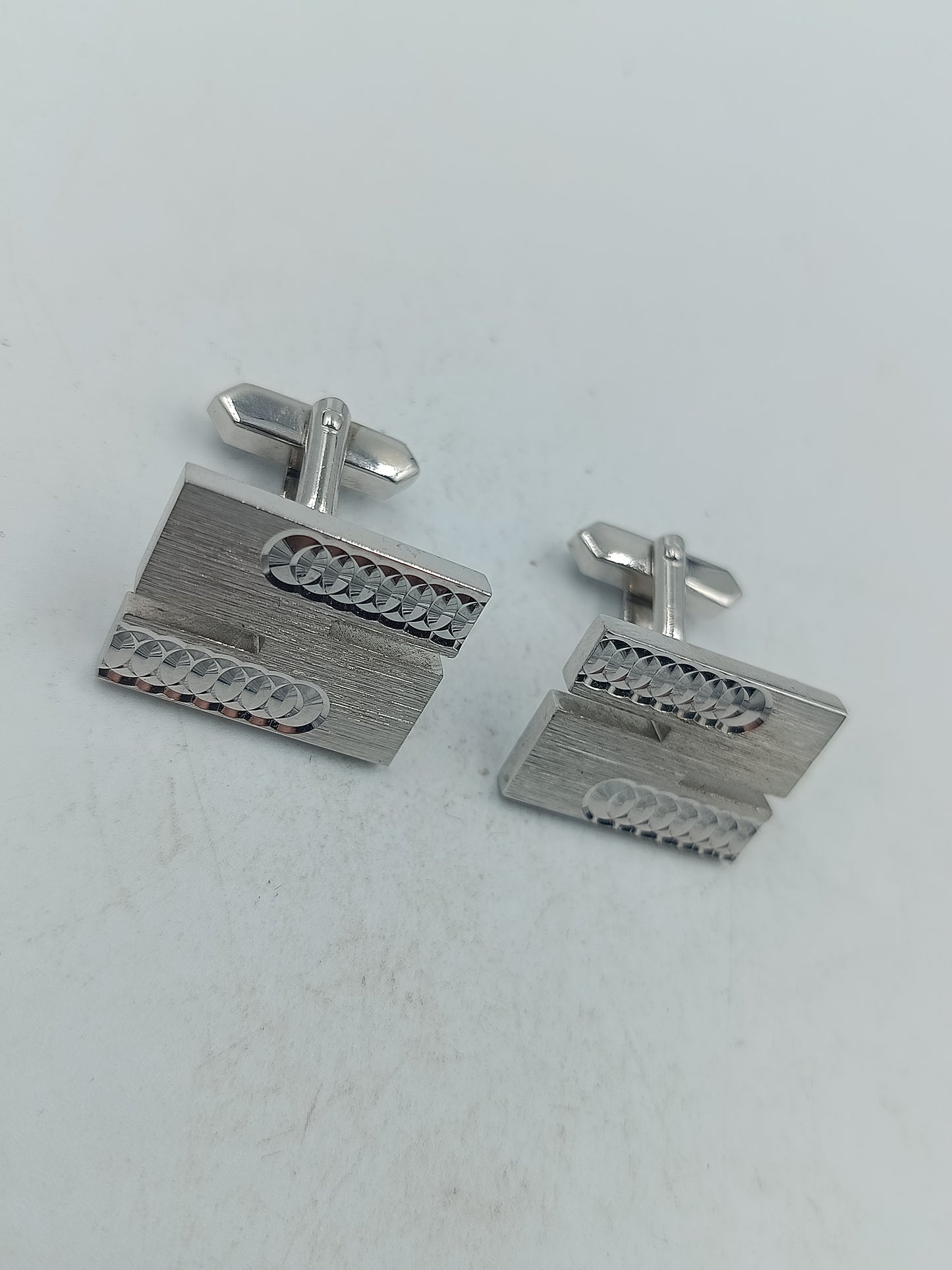 Rechteckige Manschettenknöpfe silberfarben mit strukturierter Oberfläche und klassischem Design