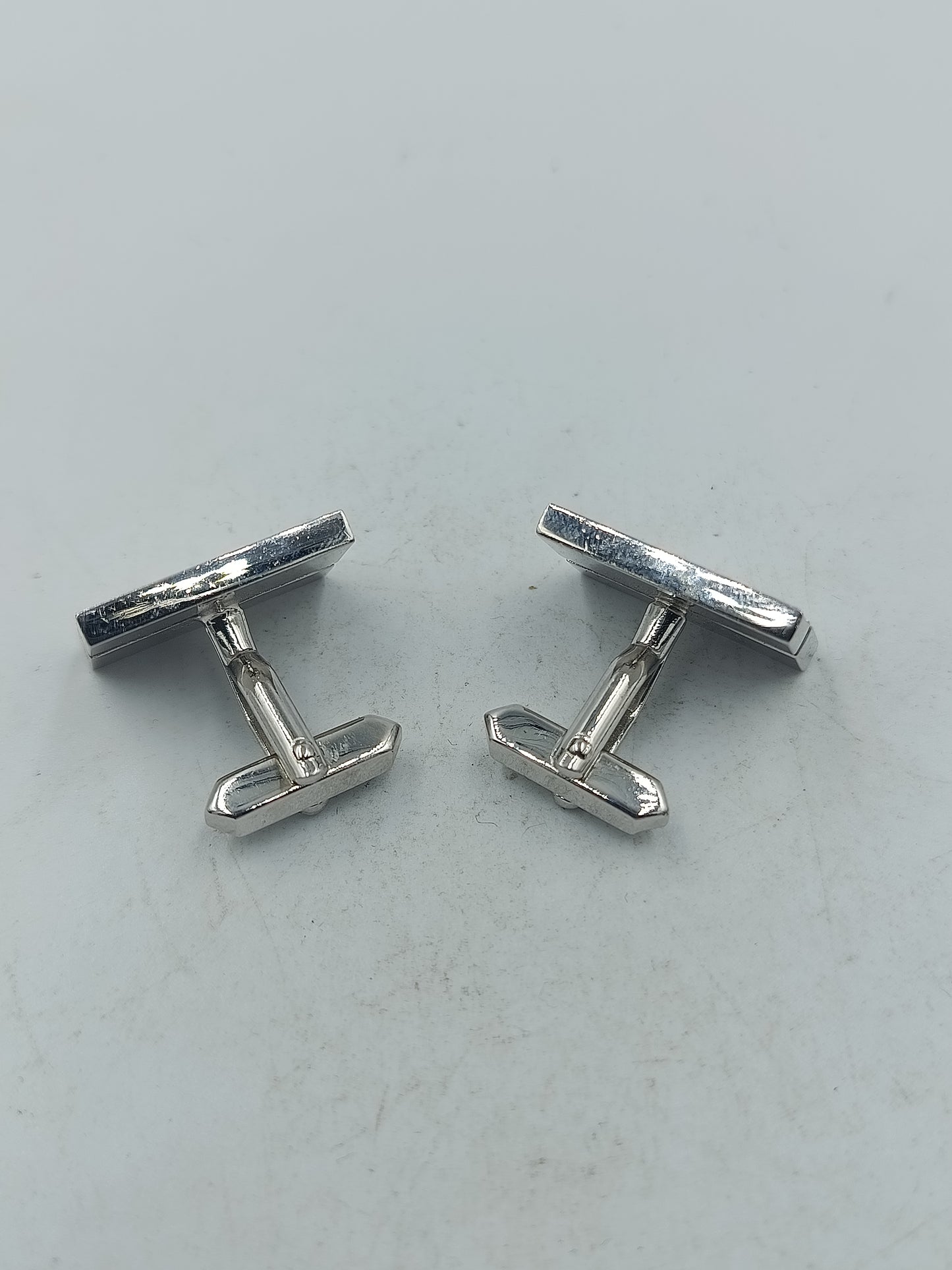 Rechteckige Manschettenknöpfe silberfarben mit strukturierter Oberfläche und klassischem Design