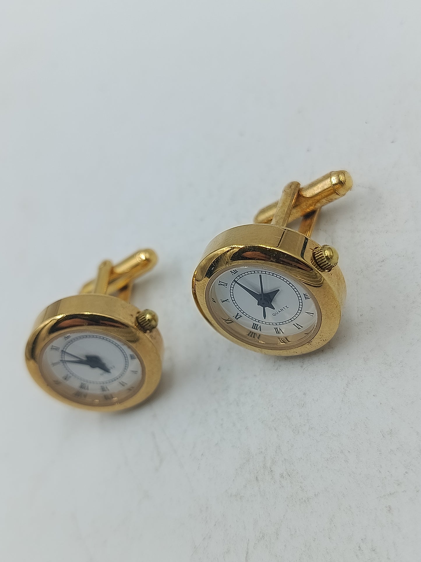 Runde Manschettenknöpfe mit integrierter Uhr in goldfarbener eleganter Ausführung