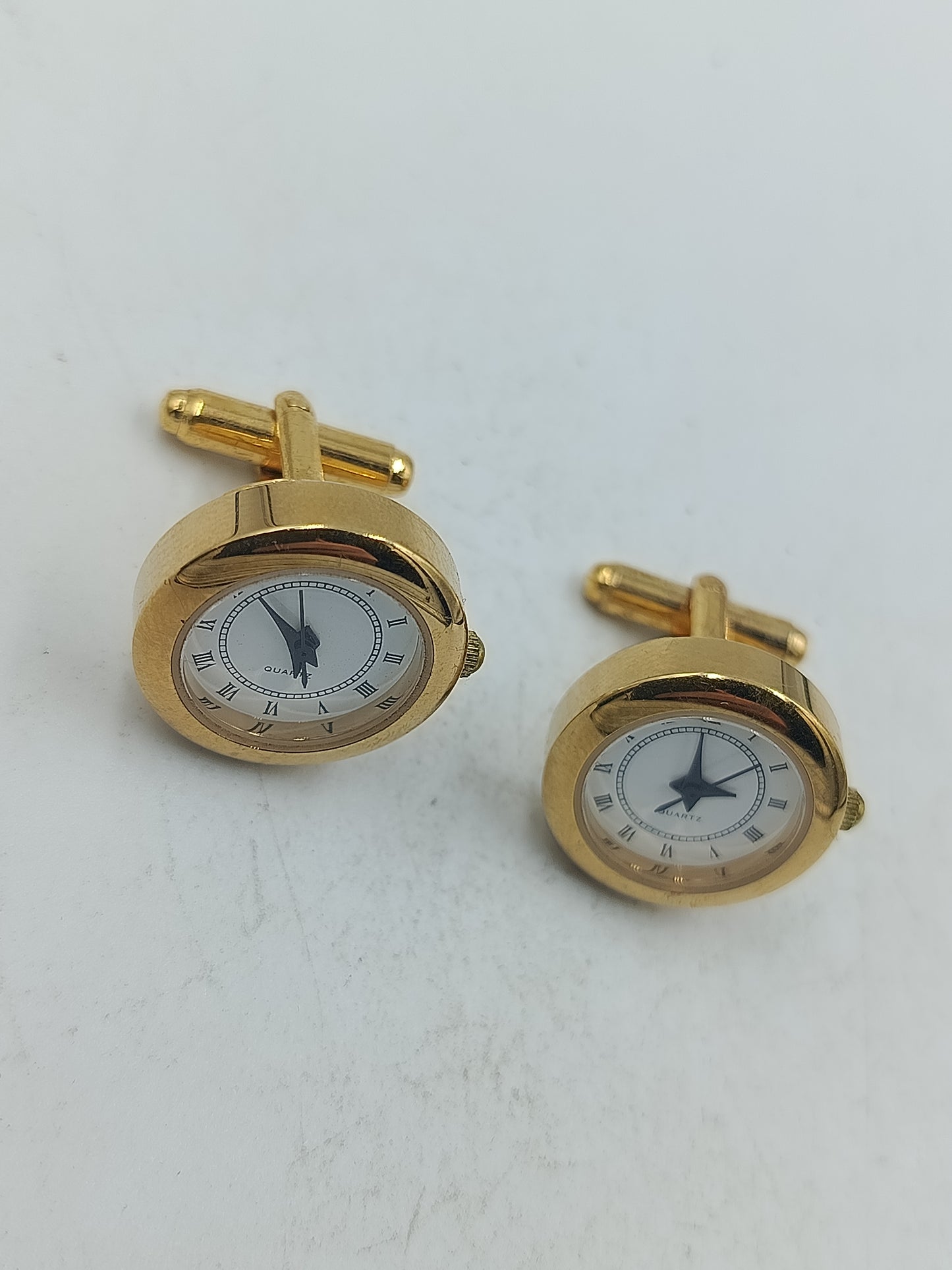 Runde Manschettenknöpfe mit integrierter Uhr in goldfarbener eleganter Ausführung