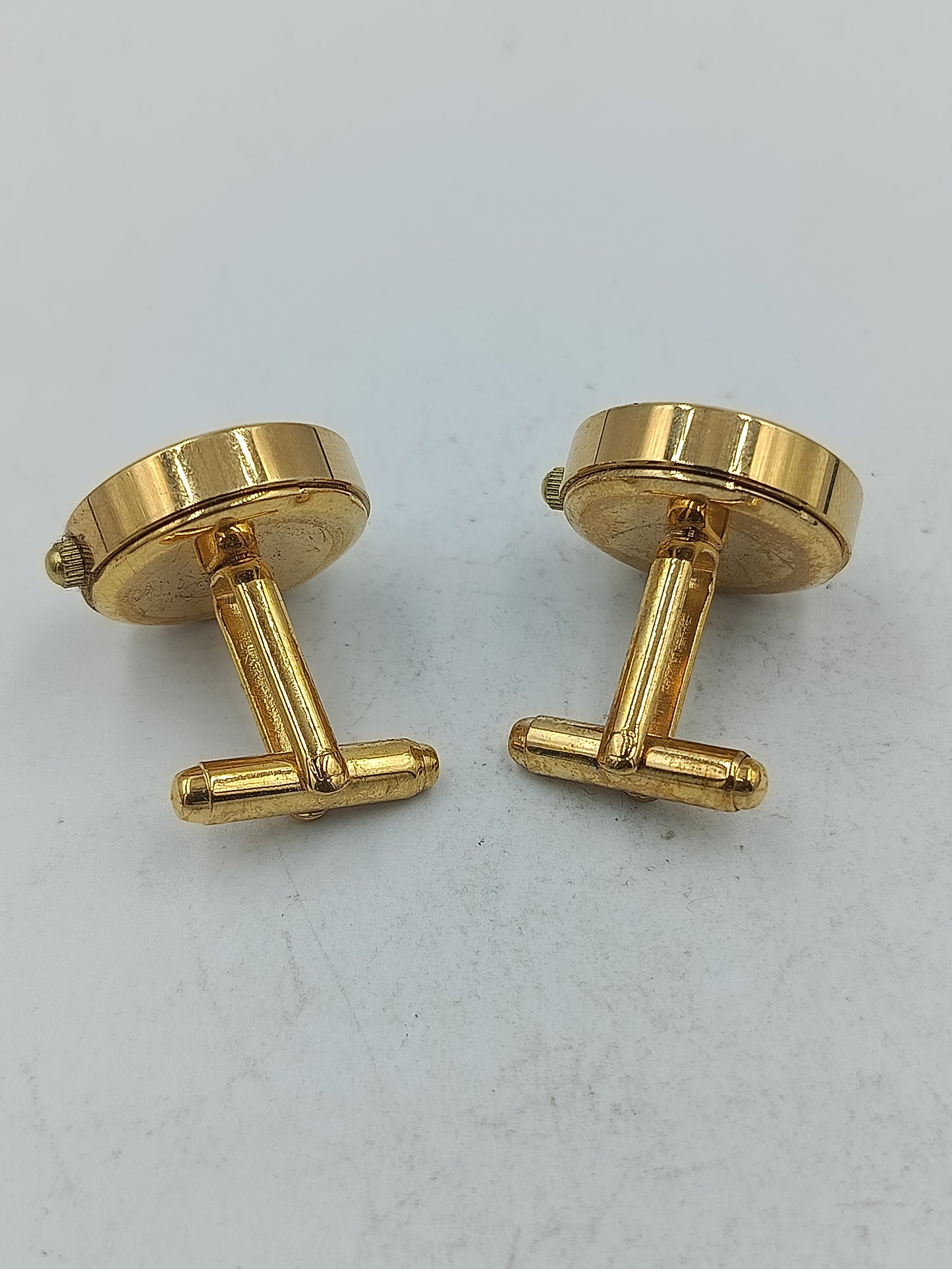 Runde Manschettenknöpfe mit integrierter Uhr in goldfarbener eleganter Ausführung