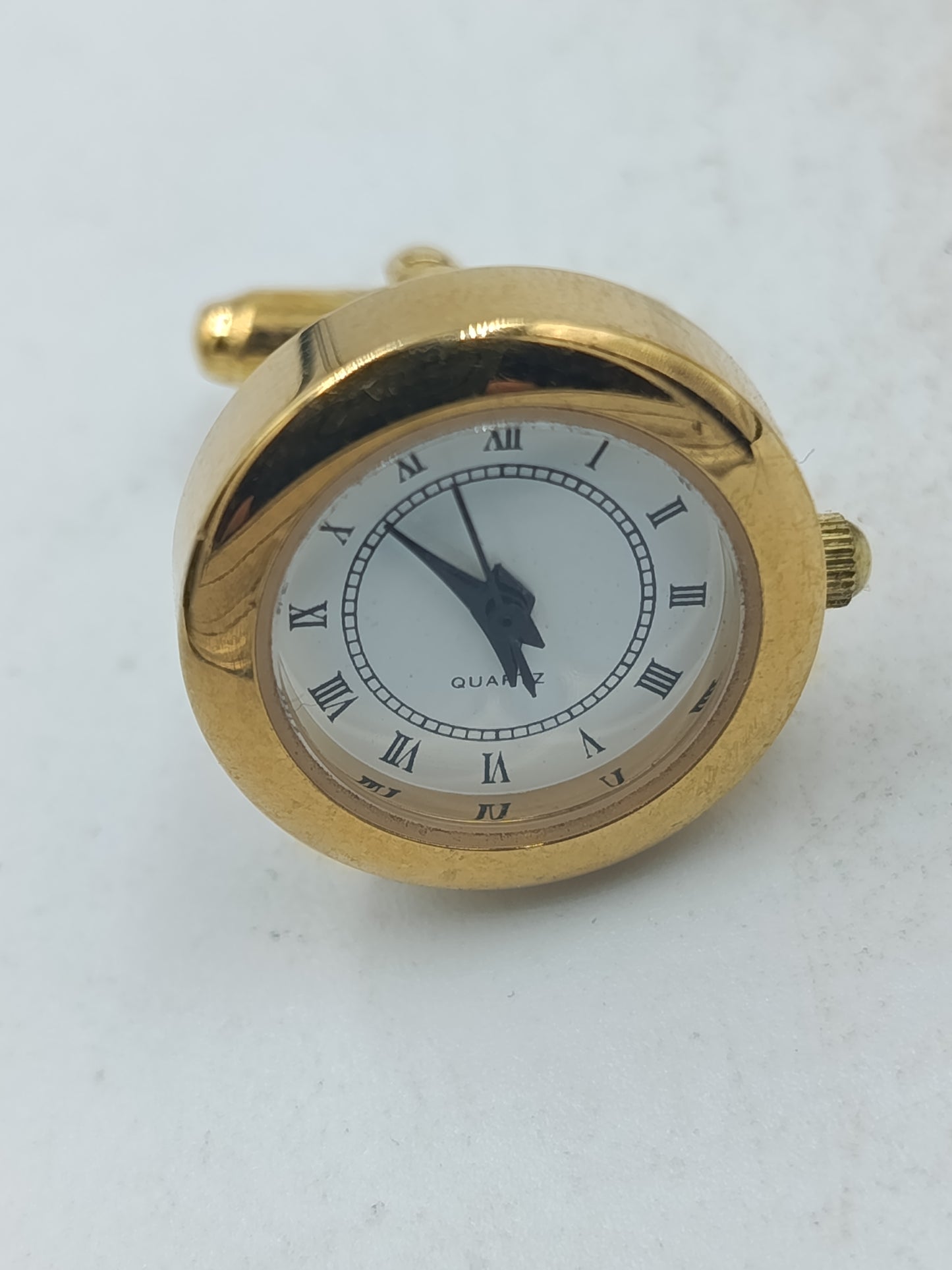 Runde Manschettenknöpfe mit integrierter Uhr in goldfarbener eleganter Ausführung