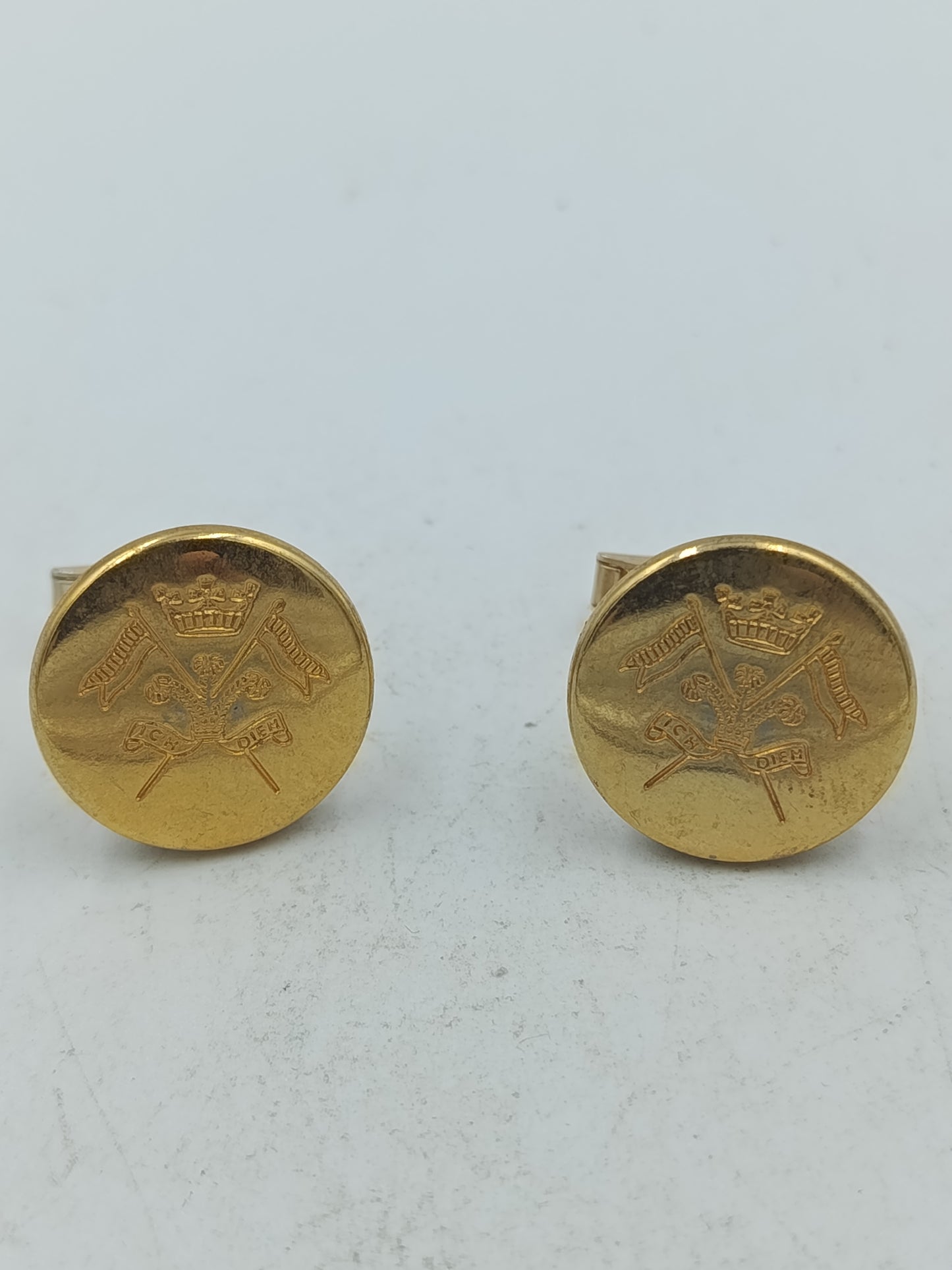 Runde Manschettenknöpfe in Goldoptik mit klassischem Wappenmotiv im zeitlosen Stil