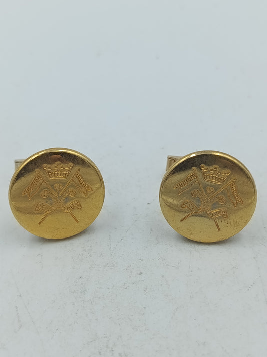 Runde Manschettenknöpfe in Goldoptik mit klassischem Wappenmotiv im zeitlosen Stil