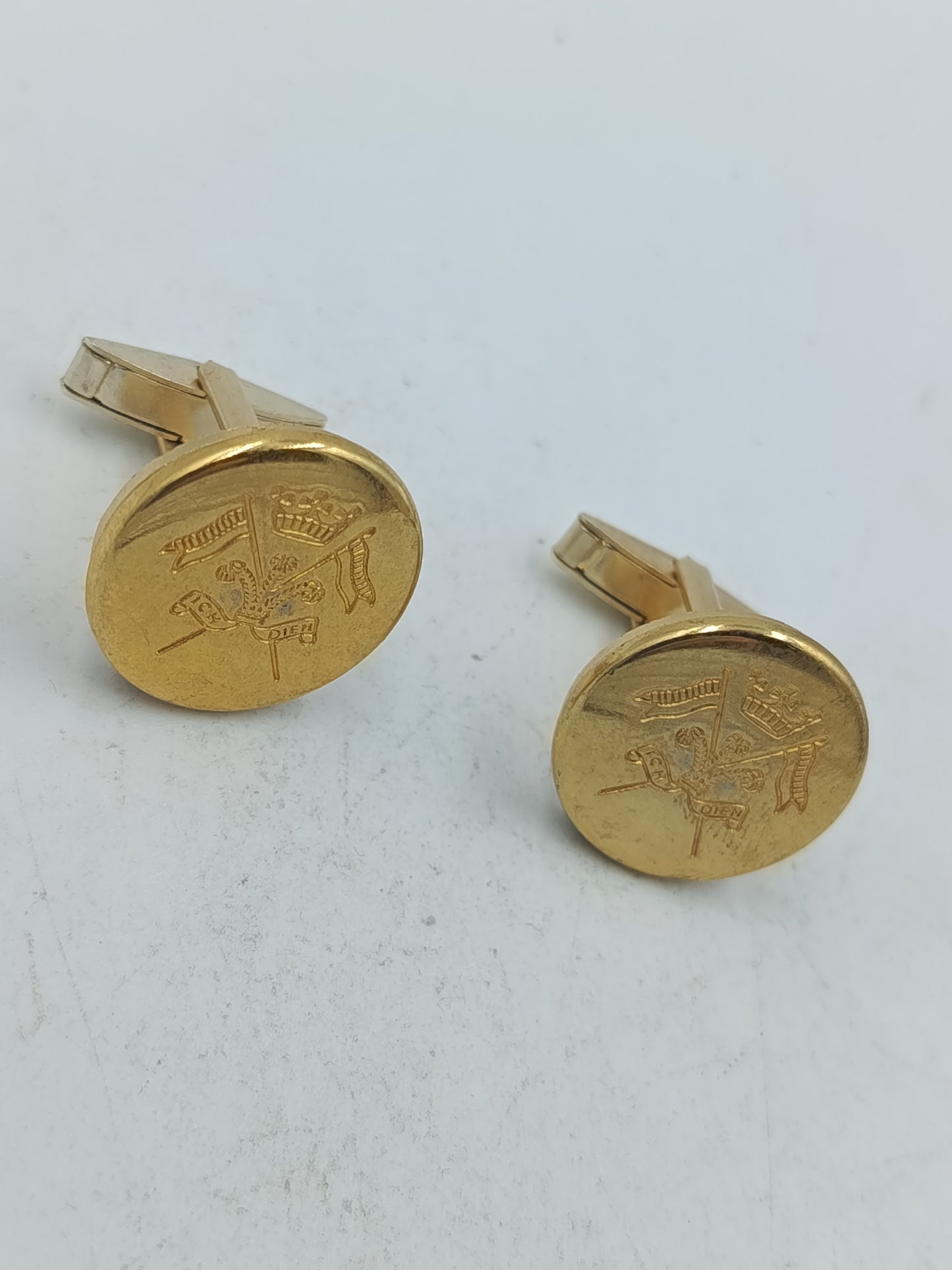 Runde Manschettenknöpfe in Goldoptik mit klassischem Wappenmotiv im zeitlosen Stil