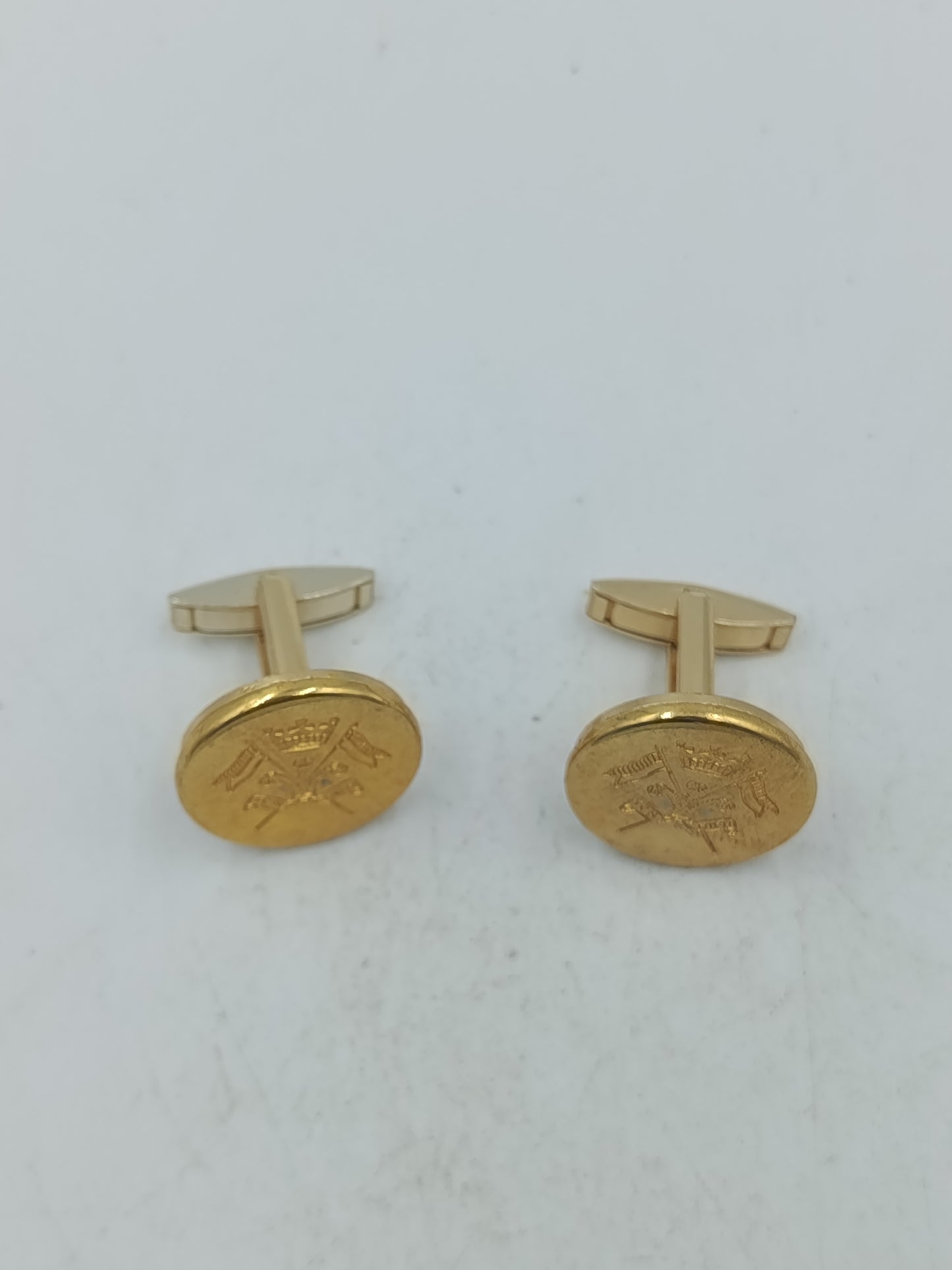 Runde Manschettenknöpfe in Goldoptik mit klassischem Wappenmotiv im zeitlosen Stil