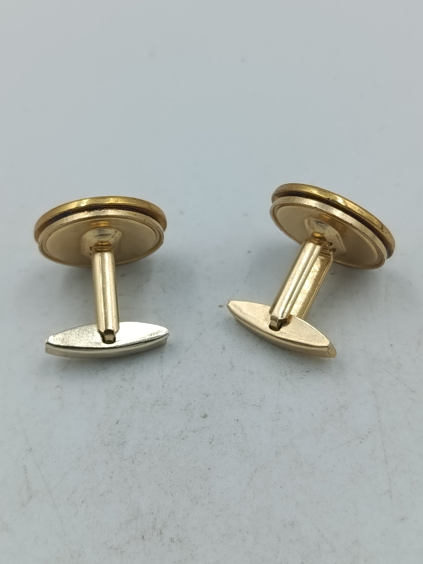 Runde Manschettenknöpfe in Goldoptik mit klassischem Wappenmotiv im zeitlosen Stil