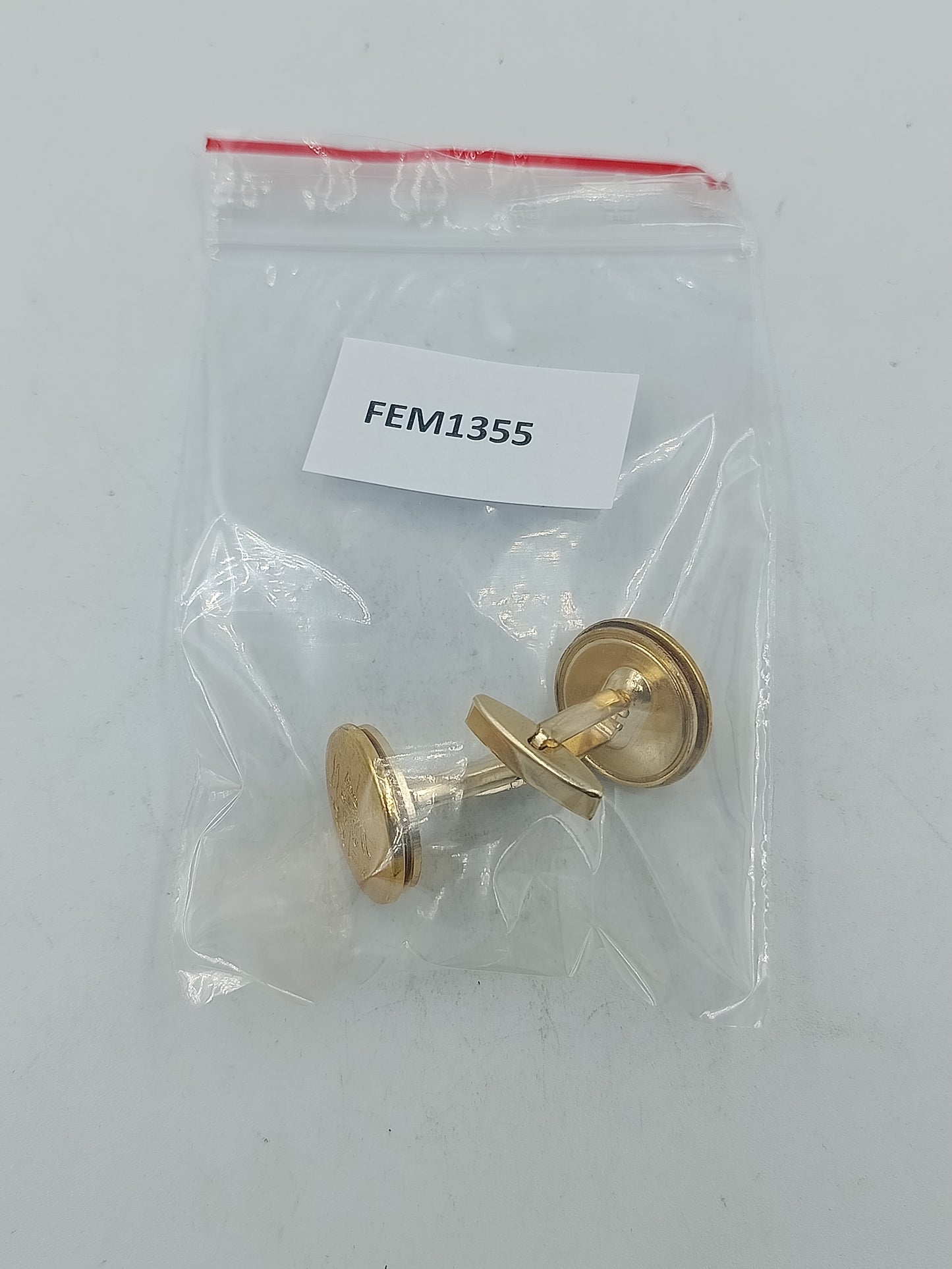 Runde Manschettenknöpfe in Goldoptik mit klassischem Wappenmotiv im zeitlosen Stil