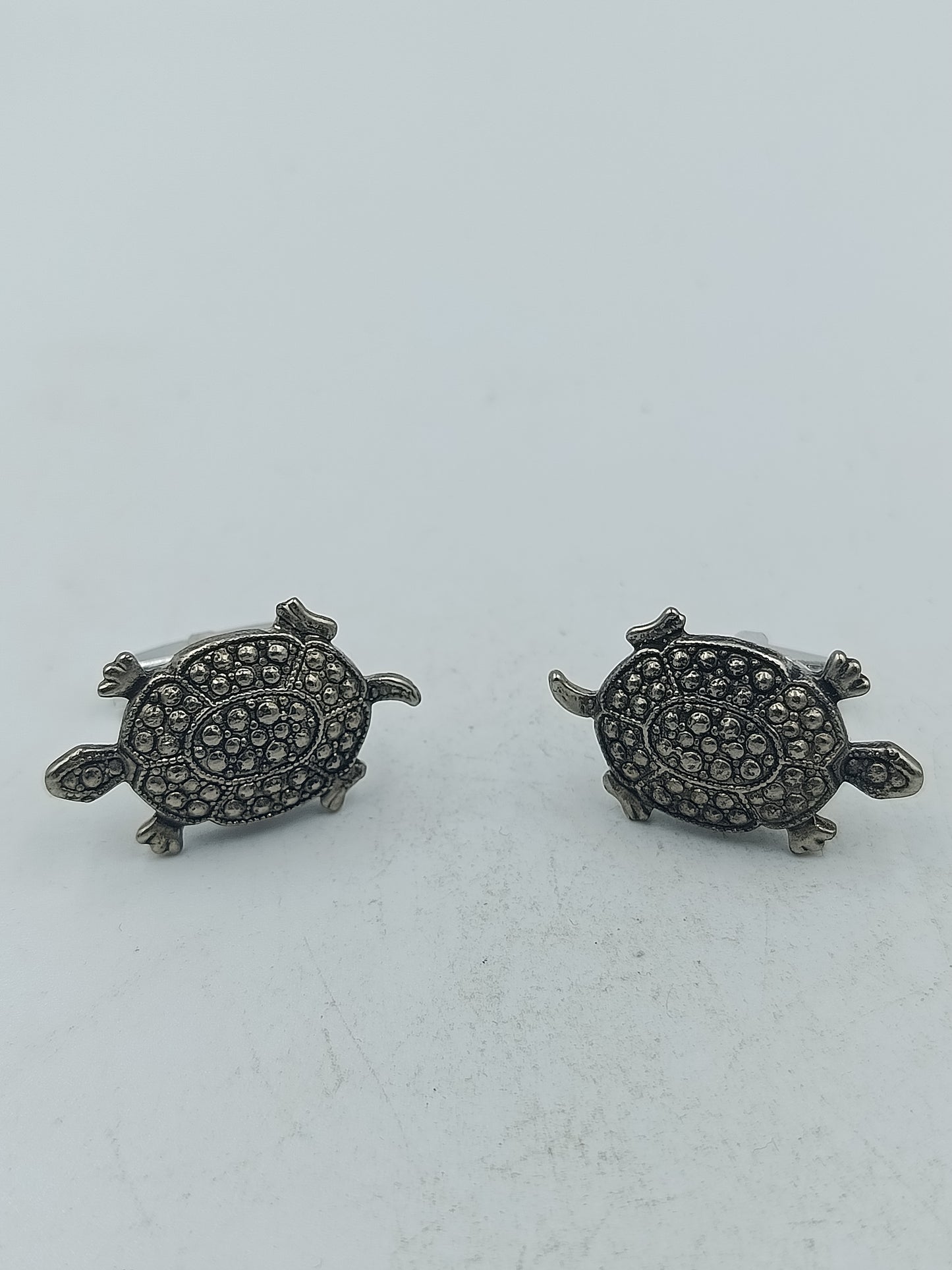 Schildkröten Manschettenknöpfe in silberfarbener Optik mit detailreicher Struktur