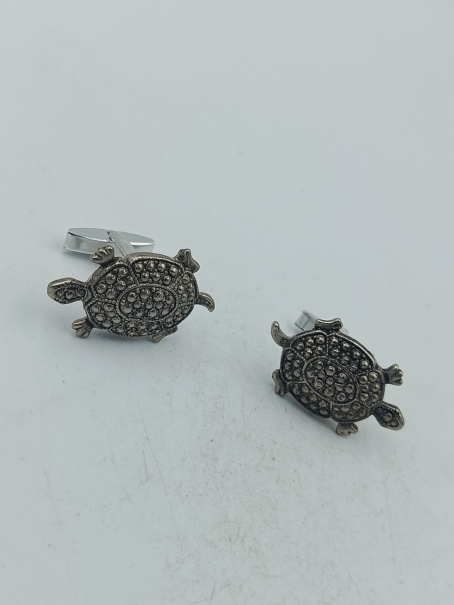 Schildkröten Manschettenknöpfe in silberfarbener Optik mit detailreicher Struktur