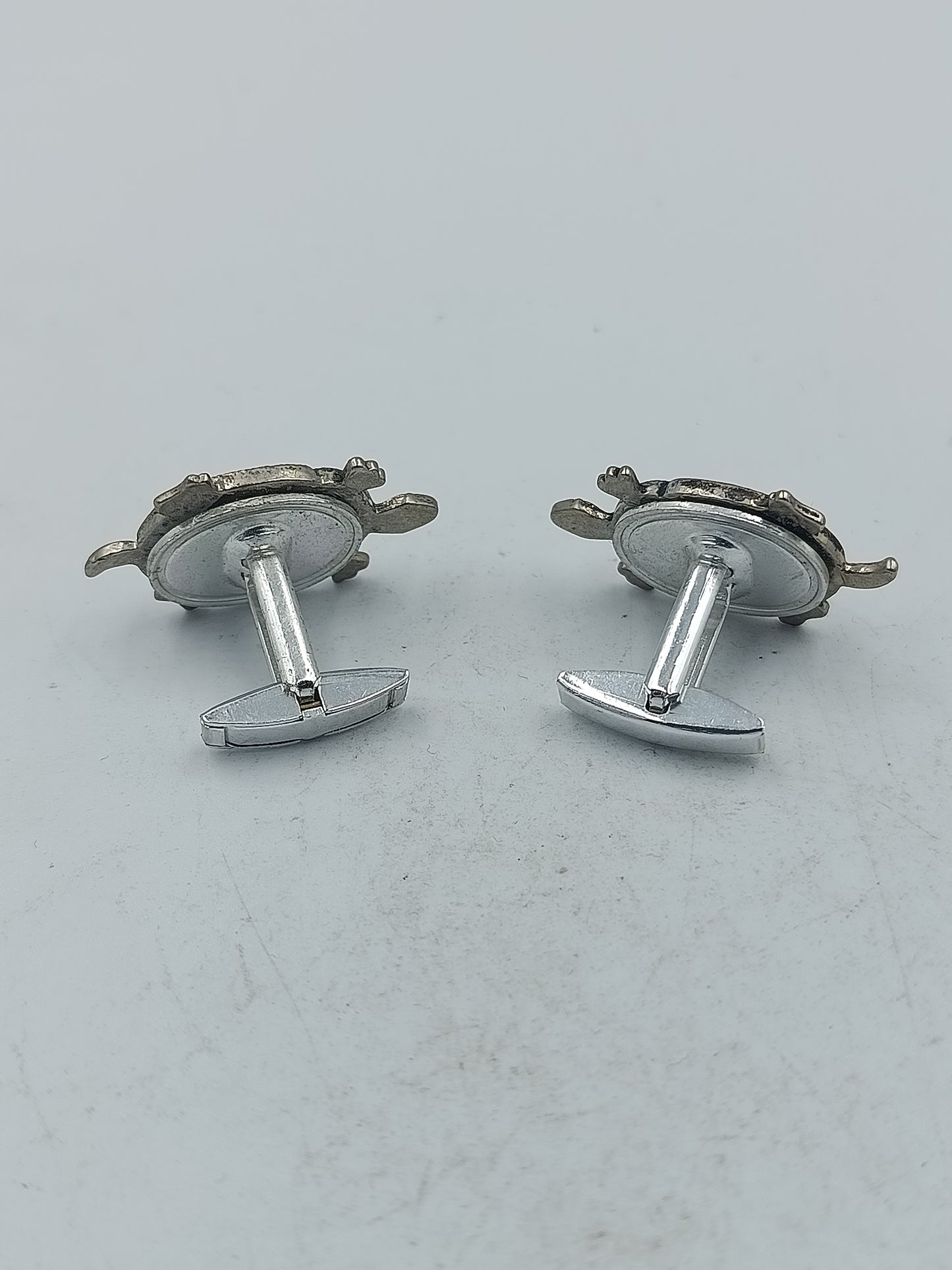 Schildkröten Manschettenknöpfe in silberfarbener Optik mit detailreicher Struktur