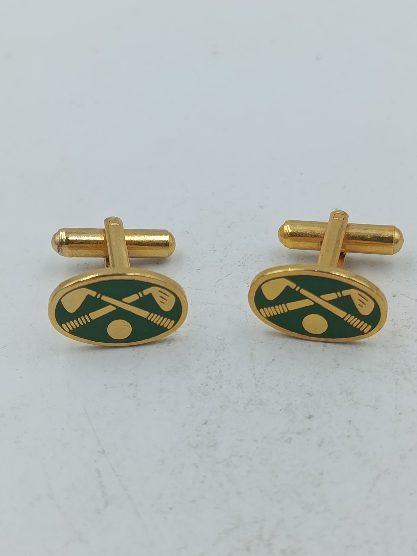 Ovale Manschettenknöpfe mit Golfmotiv in grün goldenem Design für stilvolle Auftritte