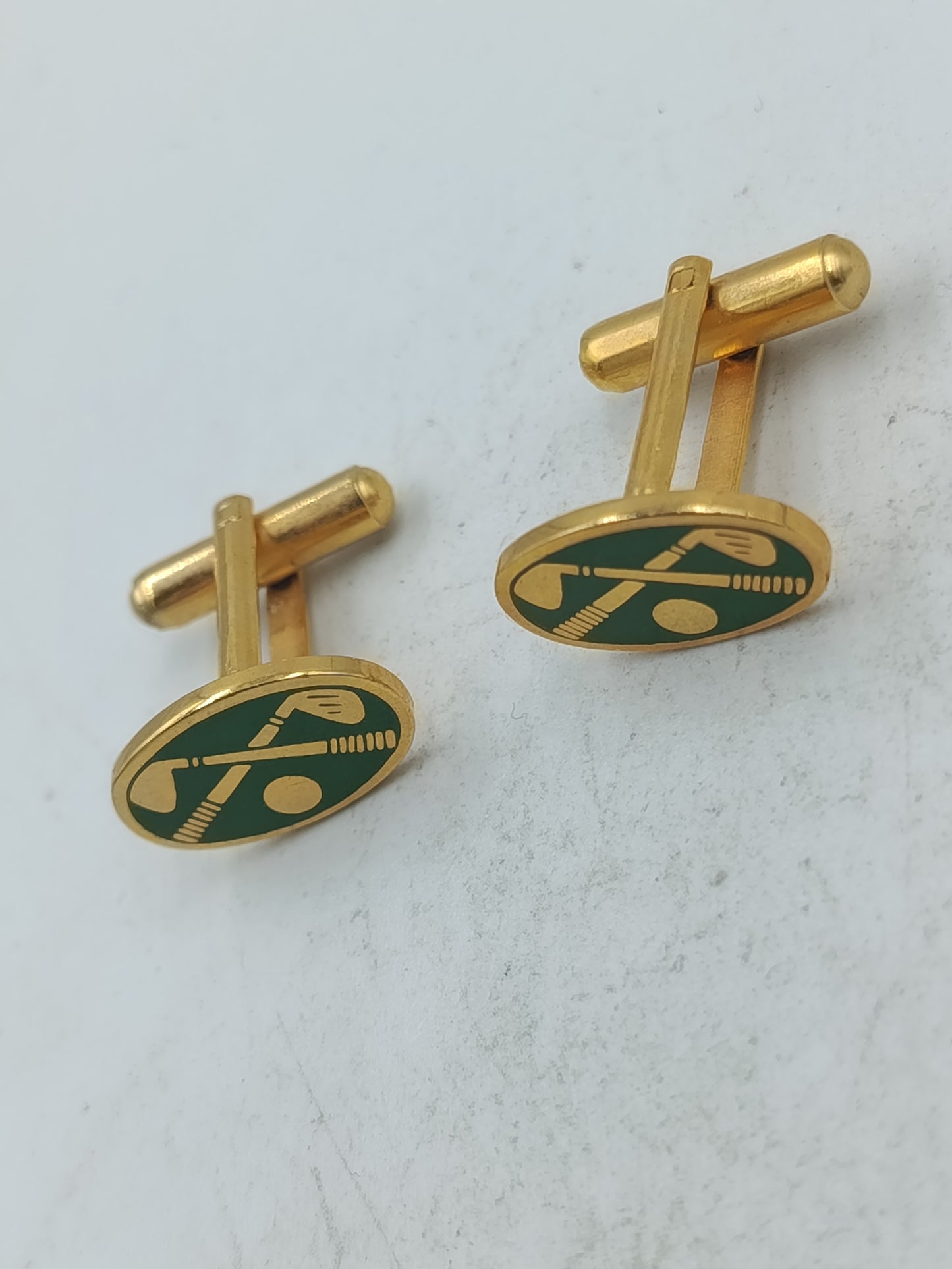 Ovale Manschettenknöpfe mit Golfmotiv in grün goldenem Design für stilvolle Auftritte