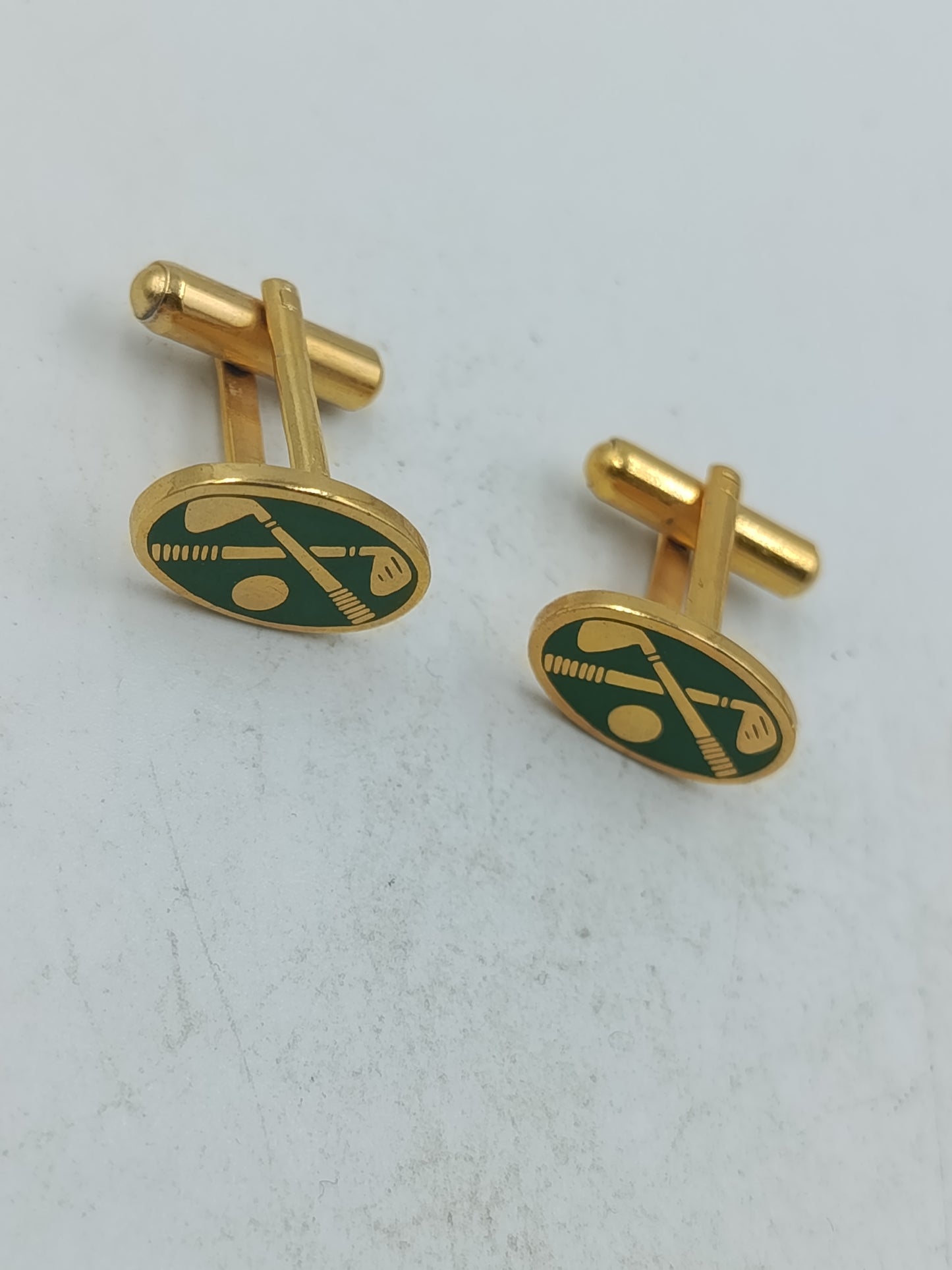 Ovale Manschettenknöpfe mit Golfmotiv in grün goldenem Design für stilvolle Auftritte