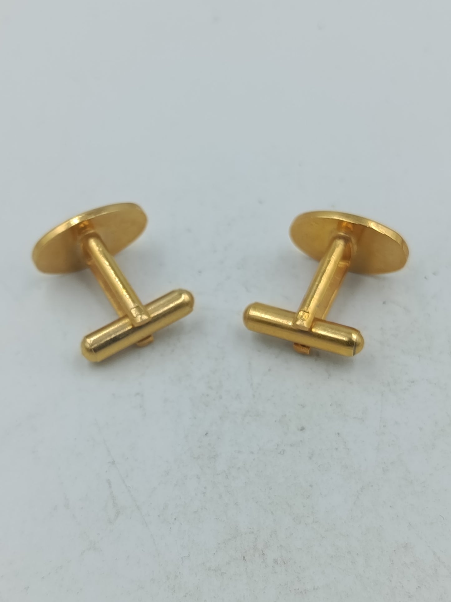 Ovale Manschettenknöpfe mit Golfmotiv in grün goldenem Design für stilvolle Auftritte