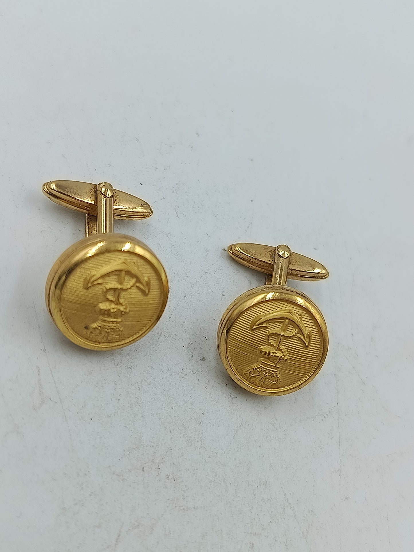 Runde Manschettenknöpfe in Goldoptik mit feiner Prägung und klassischem Motiv