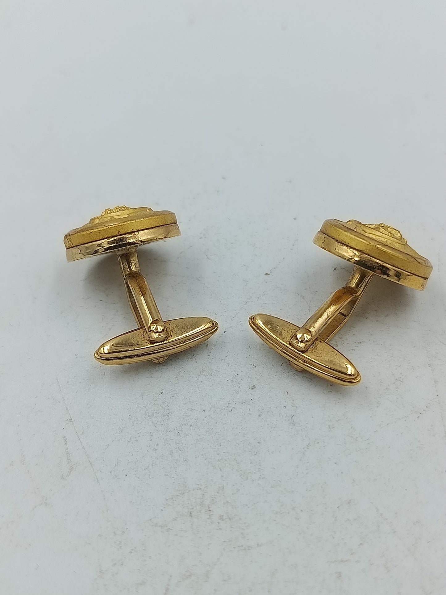 Runde Manschettenknöpfe in Goldoptik mit feiner Prägung und klassischem Motiv