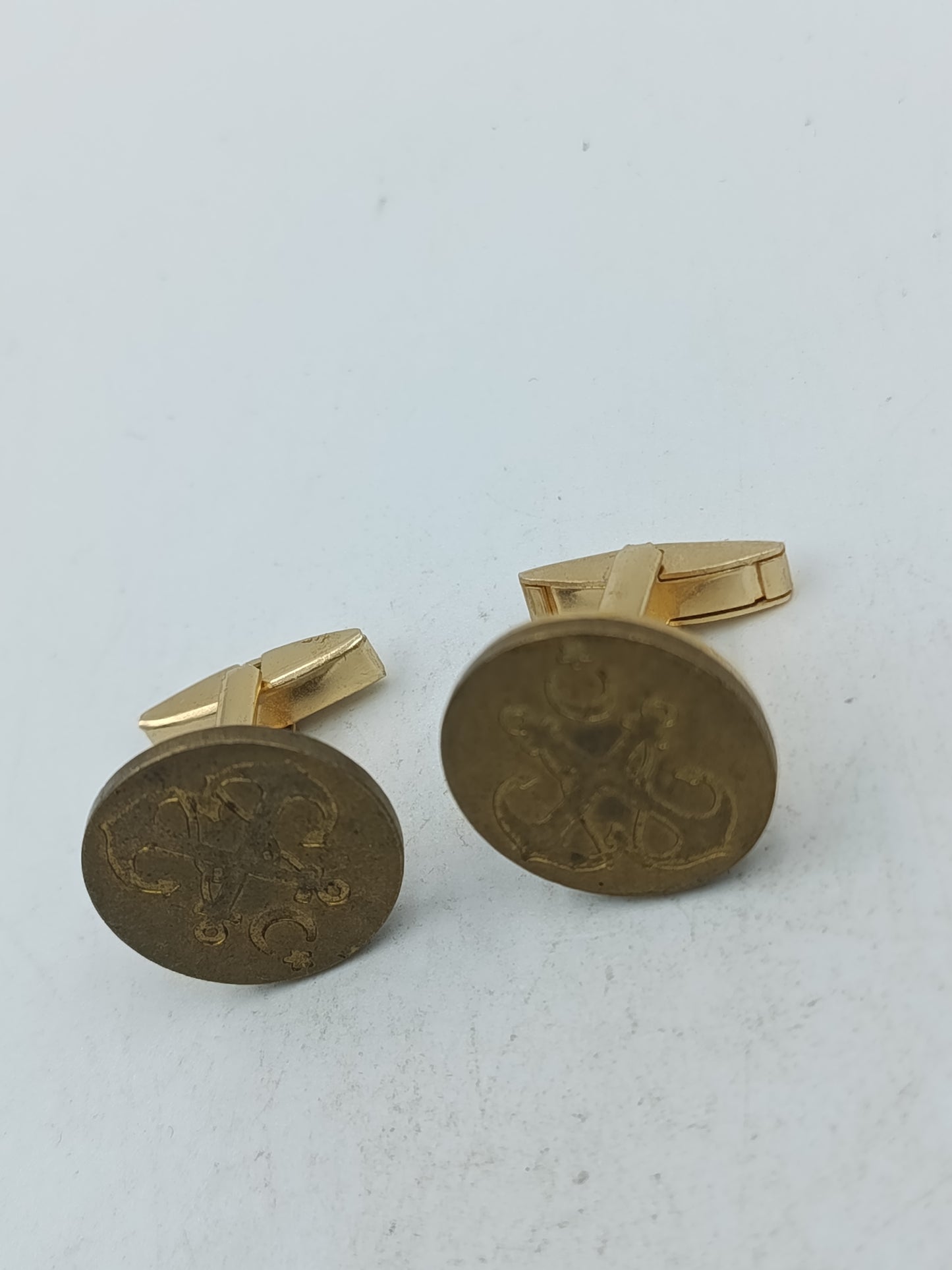 Runde Manschettenknöpfe mit antik wirkendem Wappenmotiv in klassischem Goldton