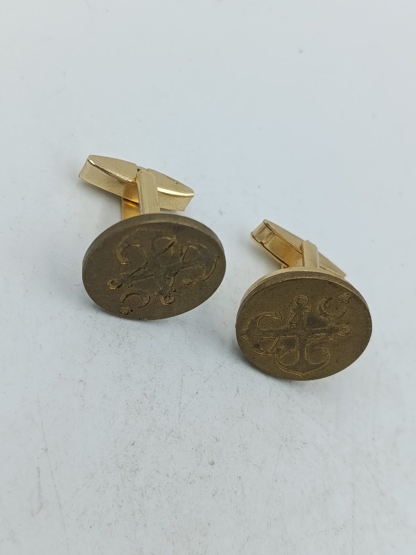 Runde Manschettenknöpfe mit antik wirkendem Wappenmotiv in klassischem Goldton