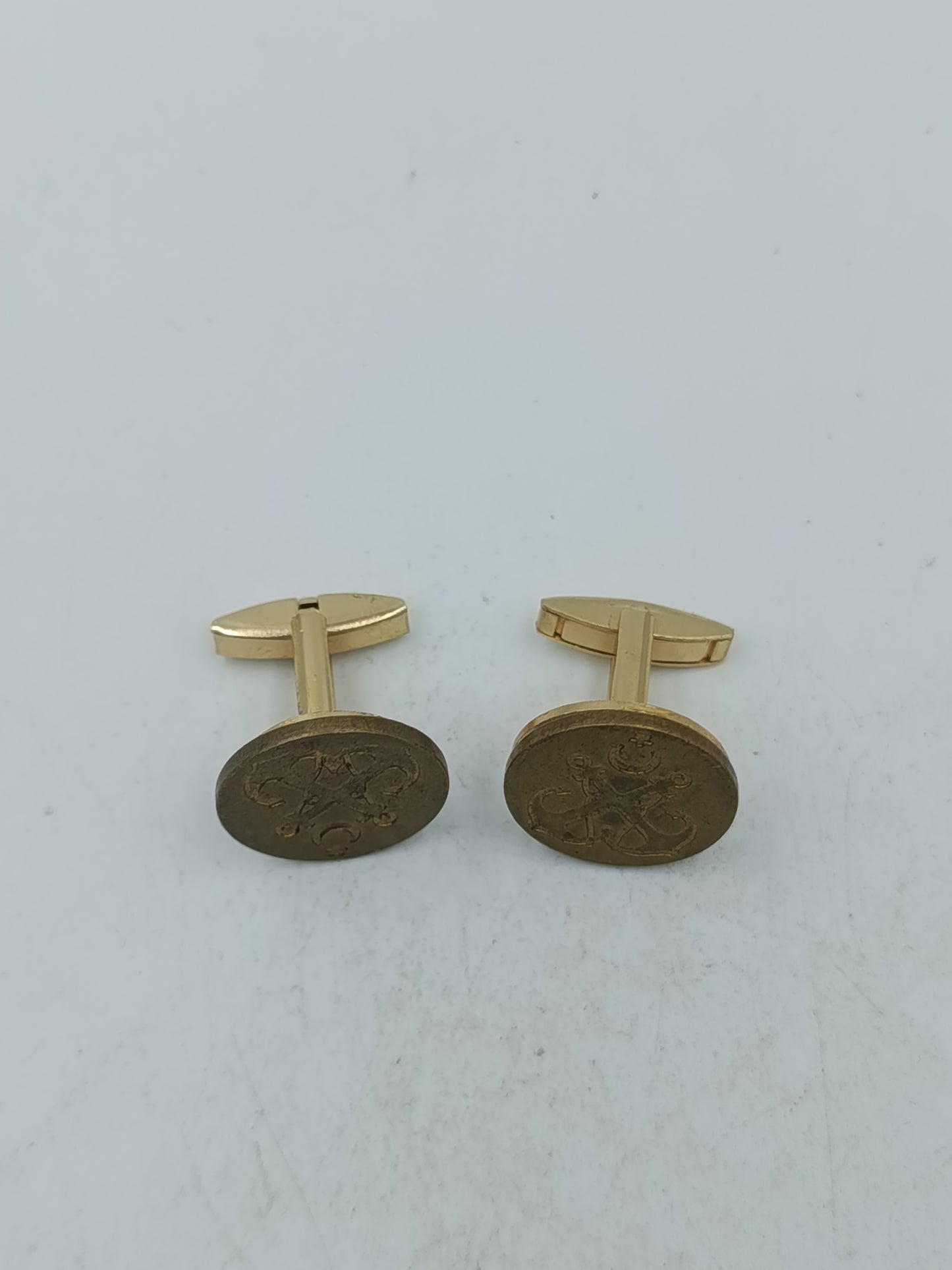 Runde Manschettenknöpfe mit antik wirkendem Wappenmotiv in klassischem Goldton