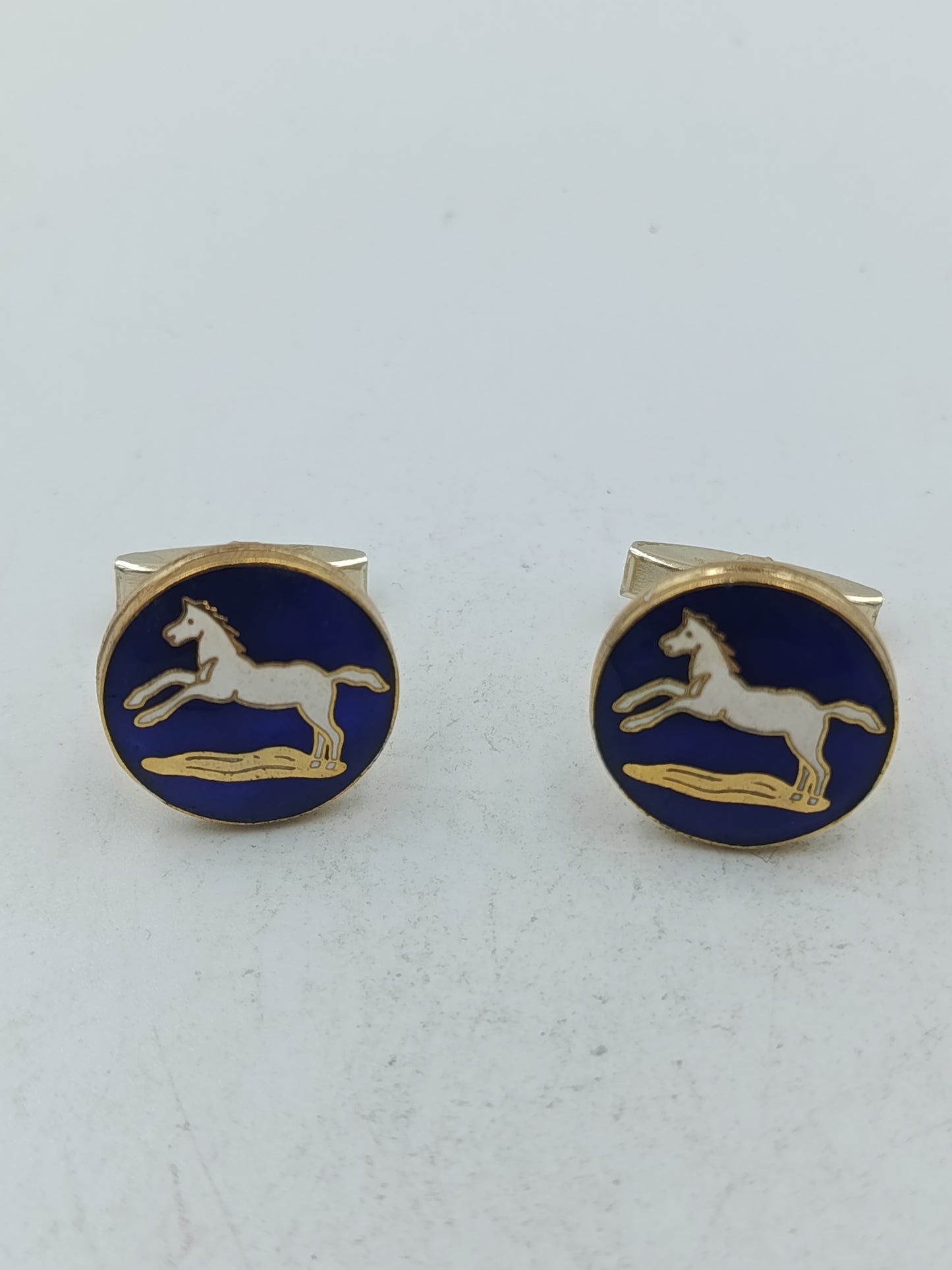 Springendes Pferd Manschettenknöpfe in blau goldfarbener Optik mit klassischem Motiv