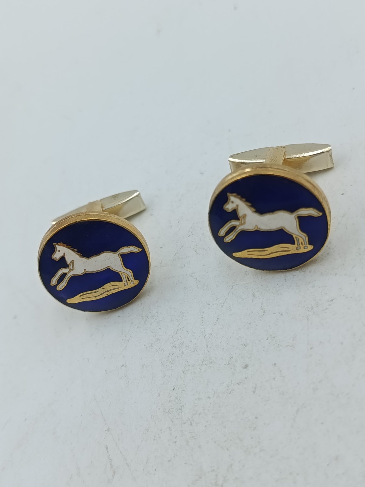 Springendes Pferd Manschettenknöpfe in blau goldfarbener Optik mit klassischem Motiv