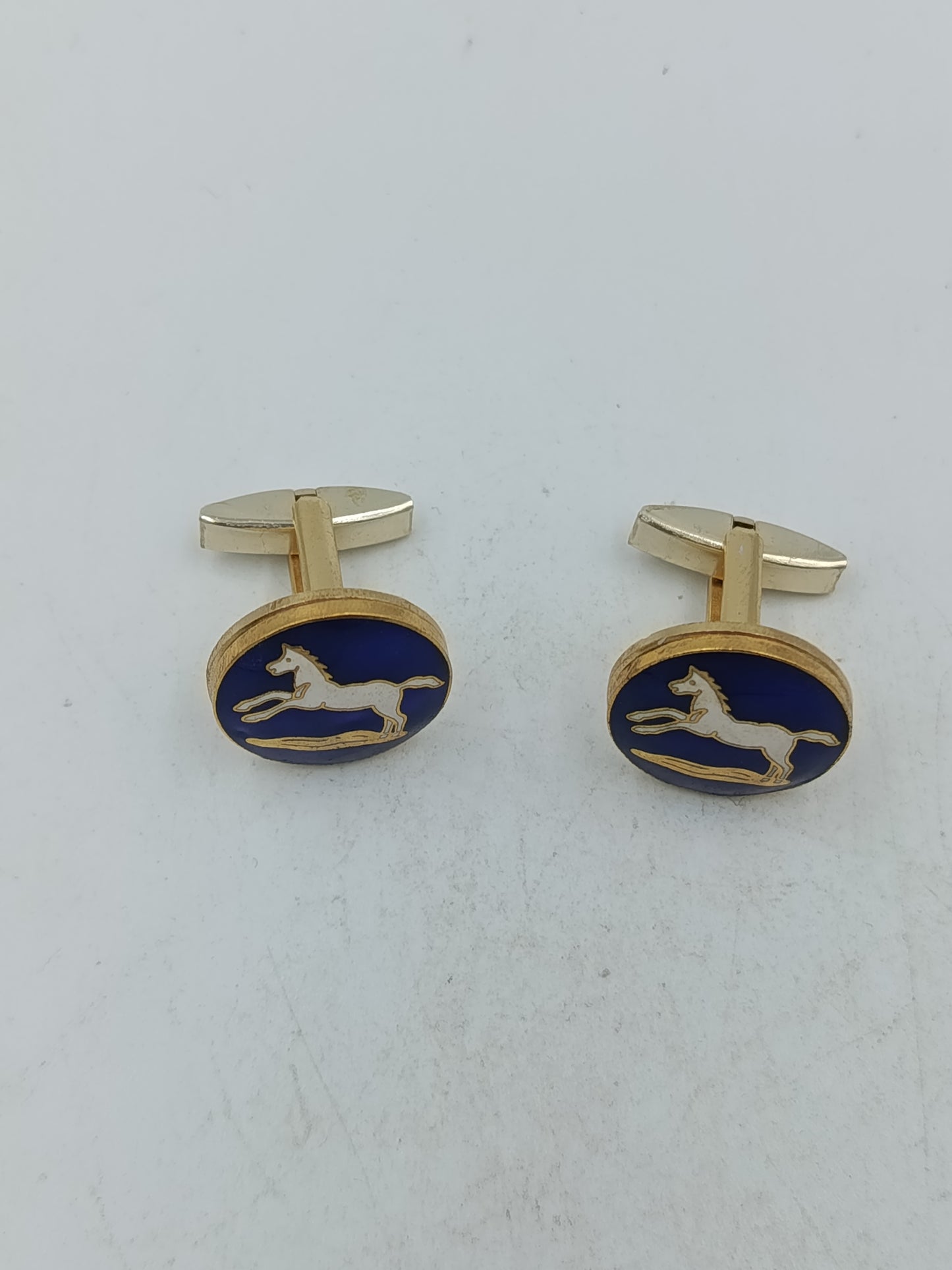 Springendes Pferd Manschettenknöpfe in blau goldfarbener Optik mit klassischem Motiv