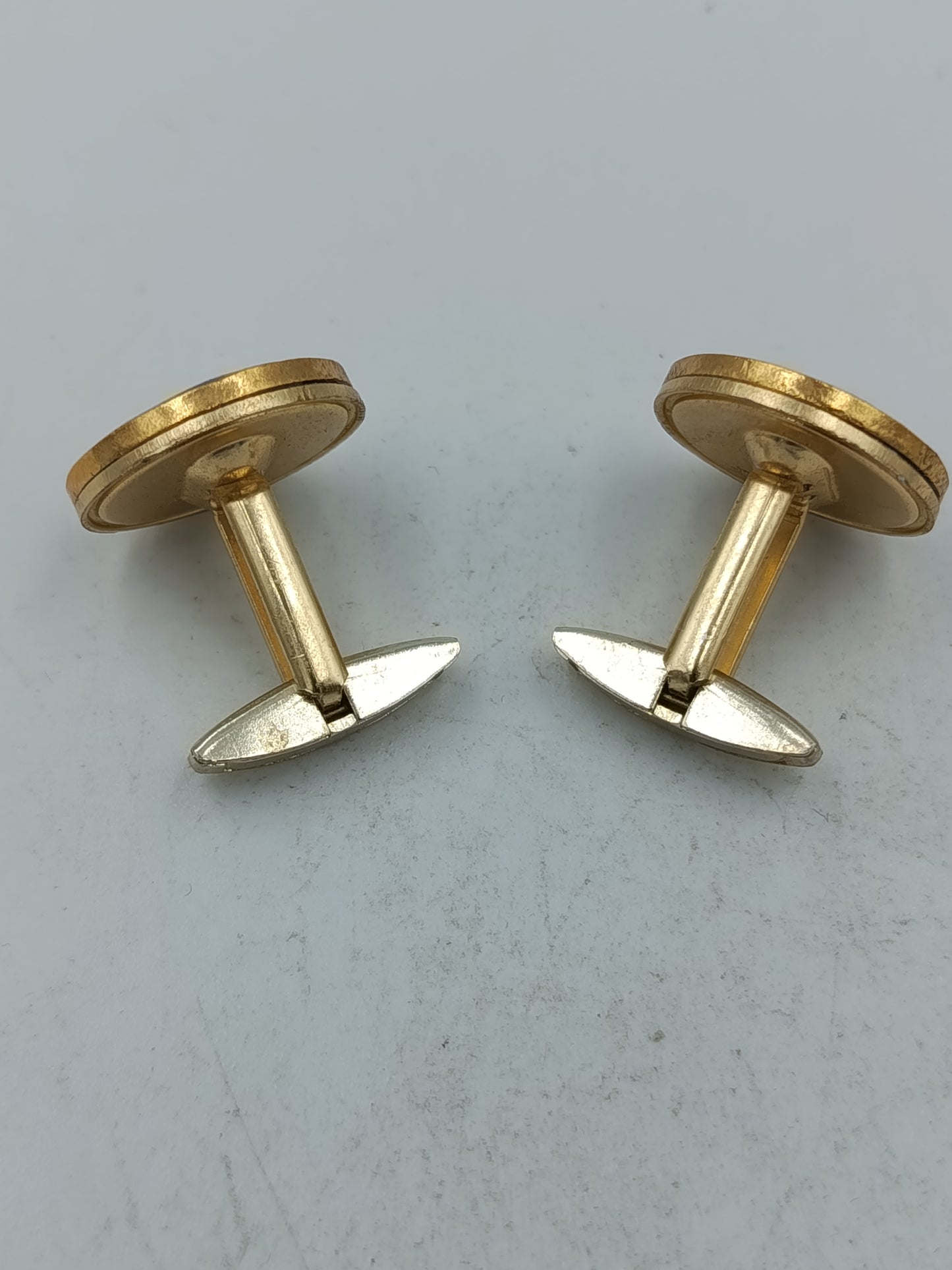 Springendes Pferd Manschettenknöpfe in blau goldfarbener Optik mit klassischem Motiv