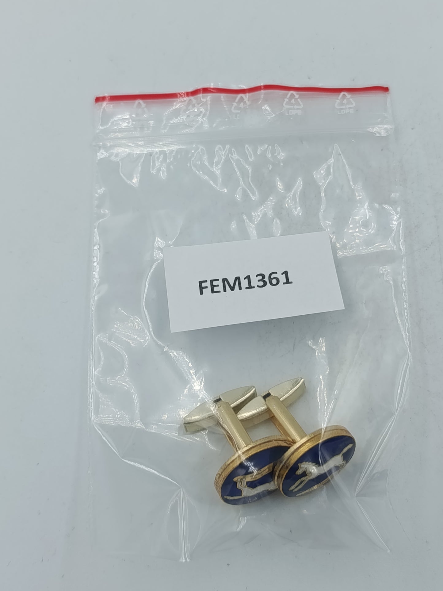 Springendes Pferd Manschettenknöpfe in blau goldfarbener Optik mit klassischem Motiv