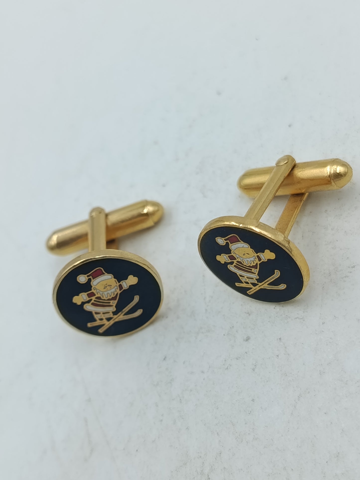 Skifahrer Weihnachtsmann Manschettenknöpfe in goldfarbener Optik mit verspieltem Motiv