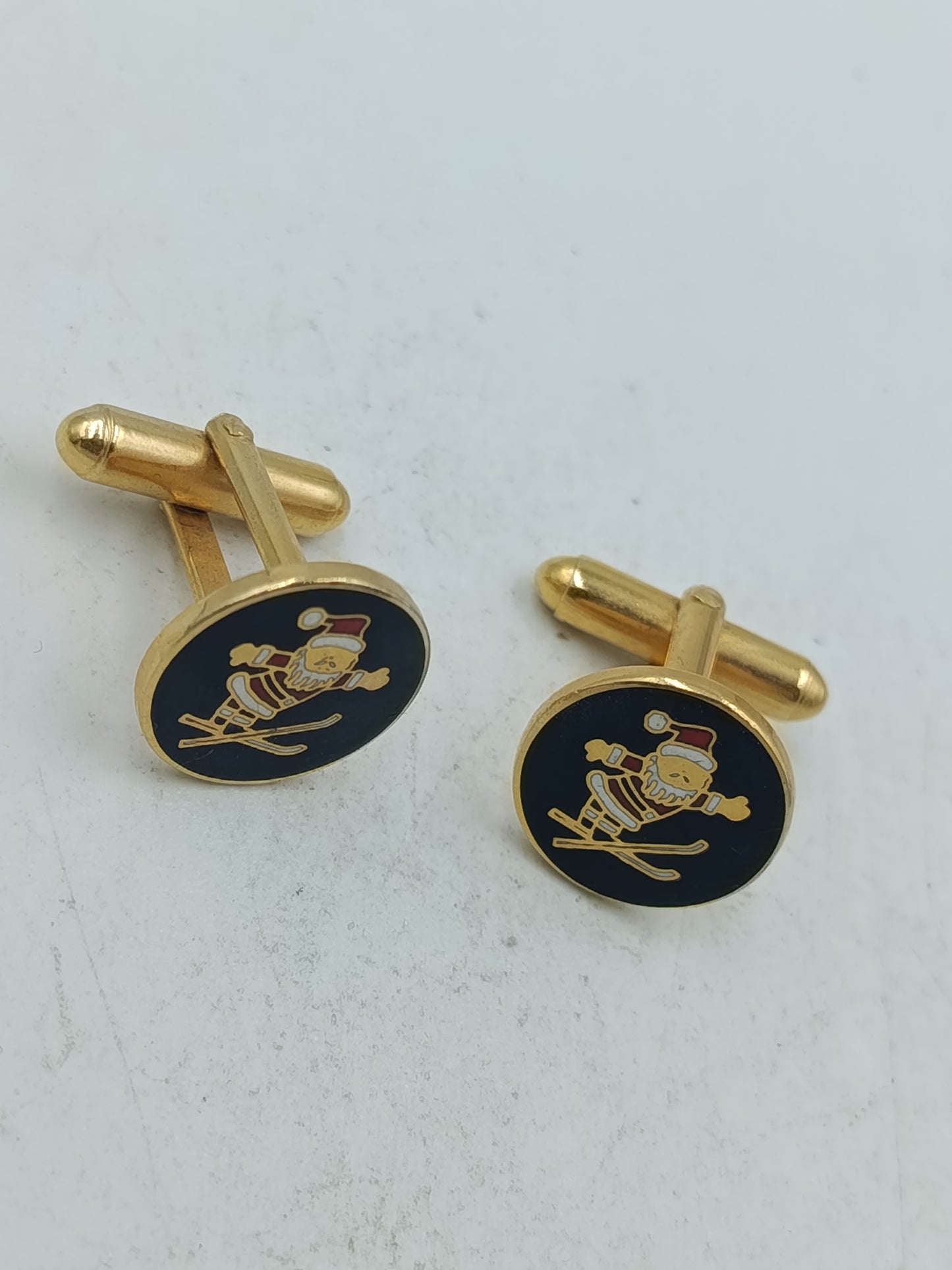 Skifahrer Weihnachtsmann Manschettenknöpfe in goldfarbener Optik mit verspieltem Motiv