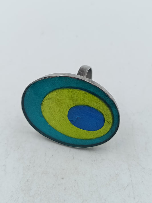 Ovaler Ring in silberfarbener Optik mit farbigem Design und moderner Ausstrahlung