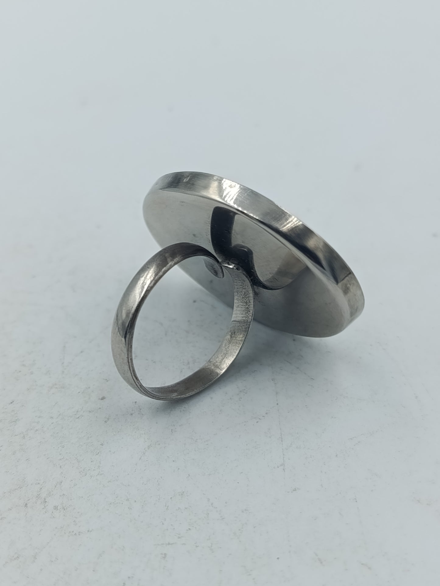 Ovaler Ring in silberfarbener Optik mit farbigem Design und moderner Ausstrahlung