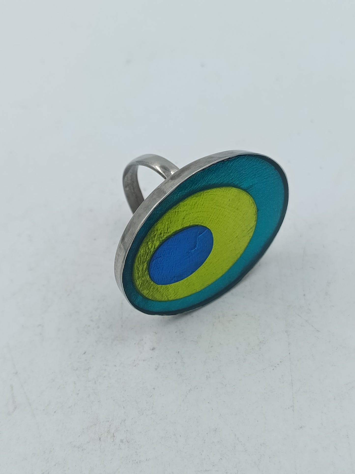 Ovaler Ring in silberfarbener Optik mit farbigem Design und moderner Ausstrahlung