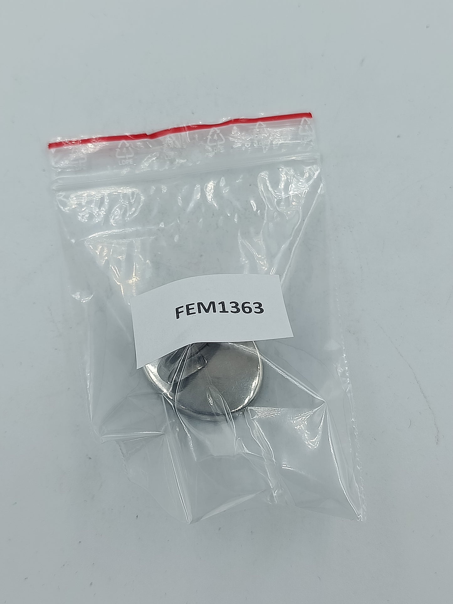 Ovaler Ring in silberfarbener Optik mit farbigem Design und moderner Ausstrahlung