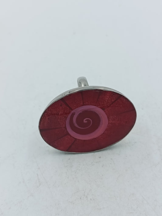 Ovaler Ring mit rotem Spiral Design in moderner silberfarbener Optik