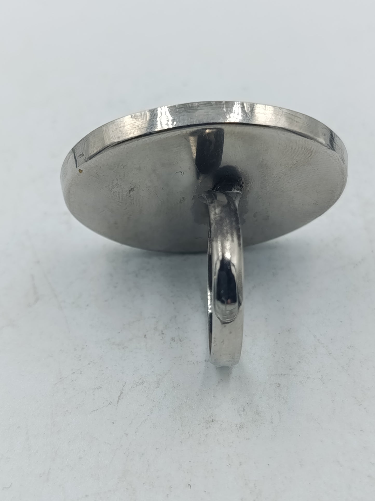 Ovaler Ring mit rotem Spiral Design in moderner silberfarbener Optik