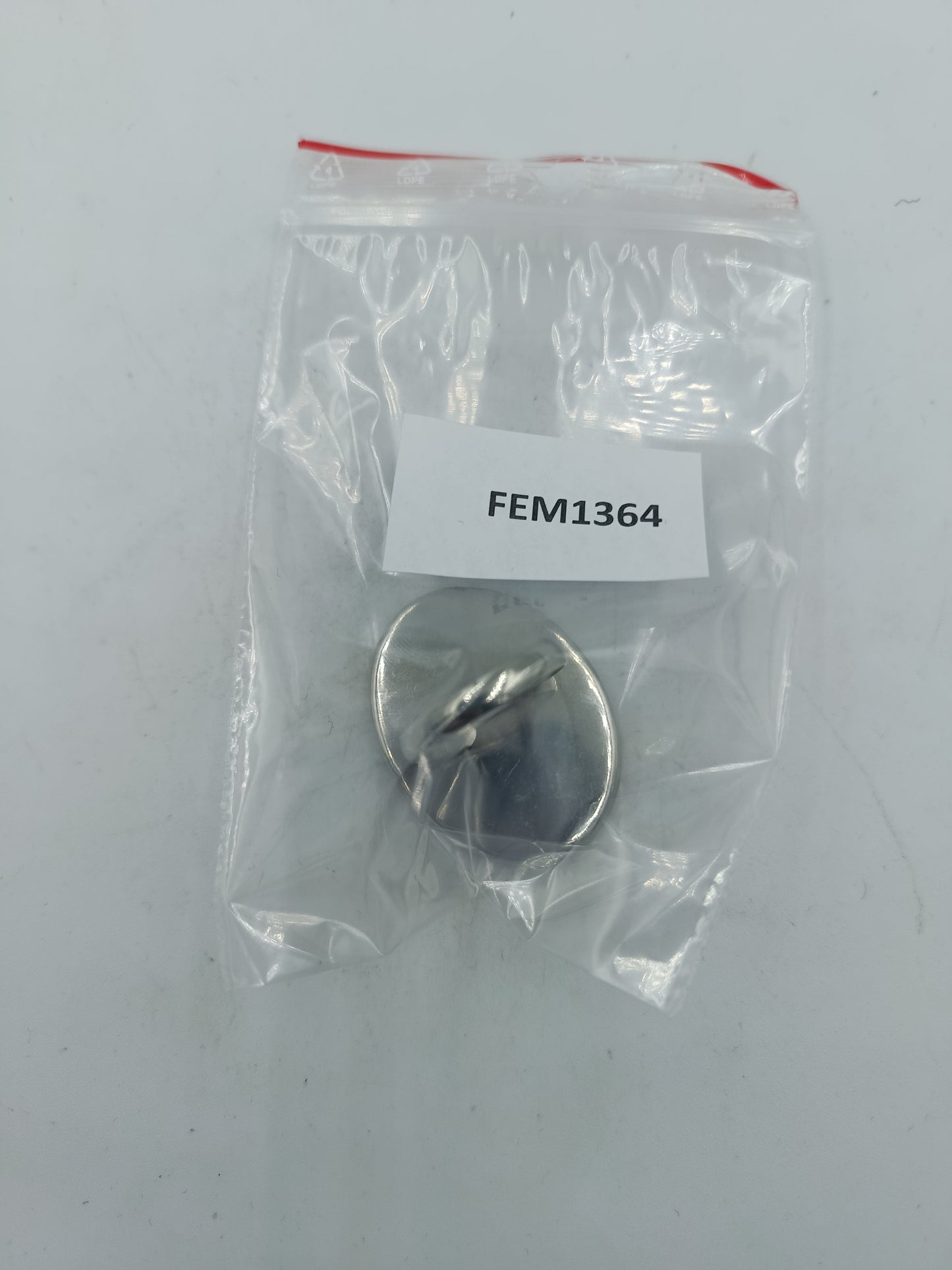 Ovaler Ring mit rotem Spiral Design in moderner silberfarbener Optik