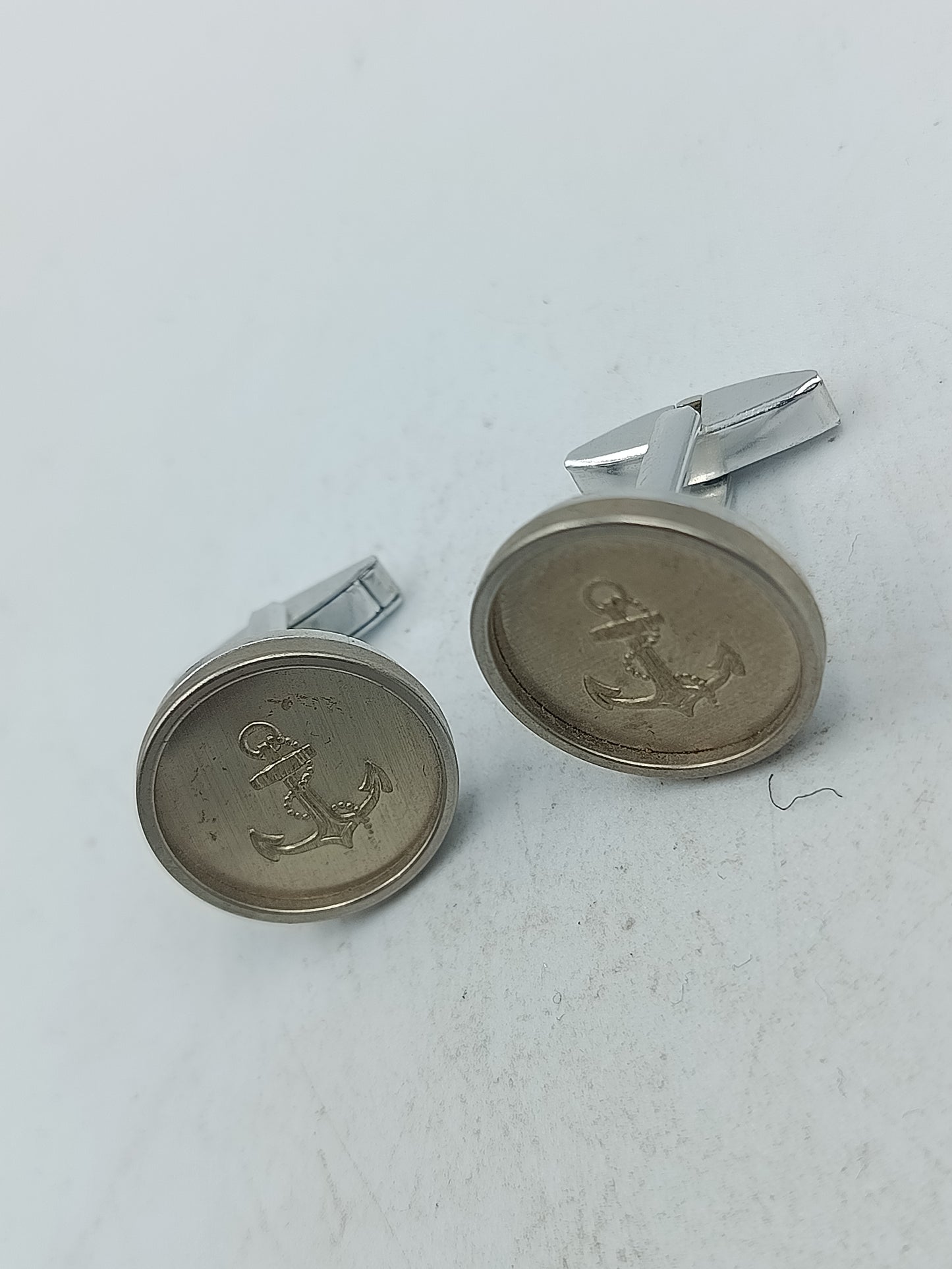 Anker Manschettenknöpfe in silberfarbener Optik mit maritimem Symbol und klassischem Charakter