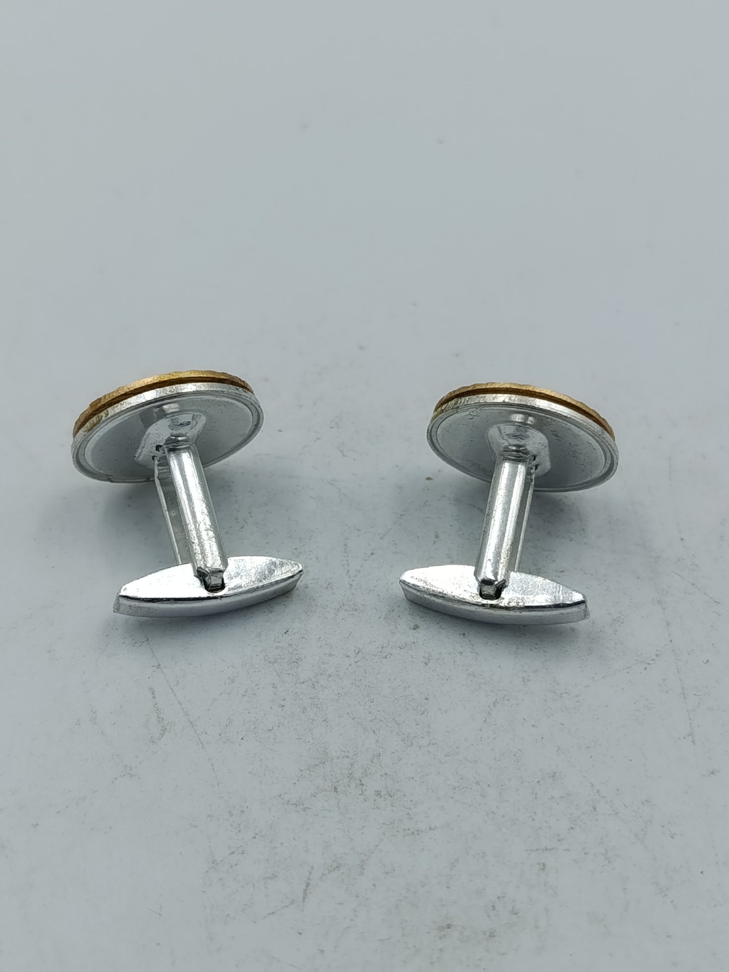 Goldfarbene Manschettenknöpfe mit Delfin Motiv und strukturierter Umrandung