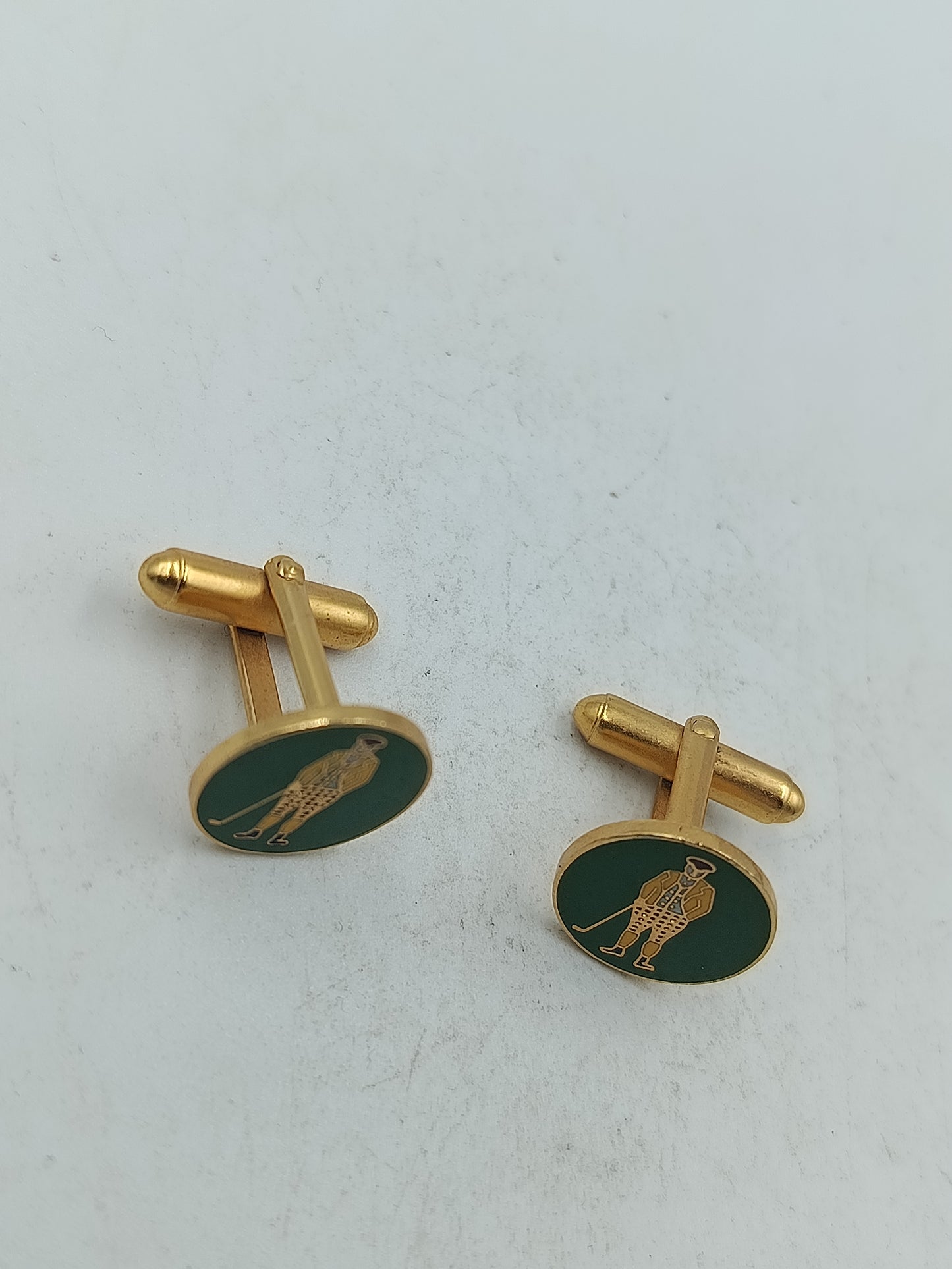 Golfer Manschettenknöpfe in goldfarbener Optik mit dunkelgrüner Emaille