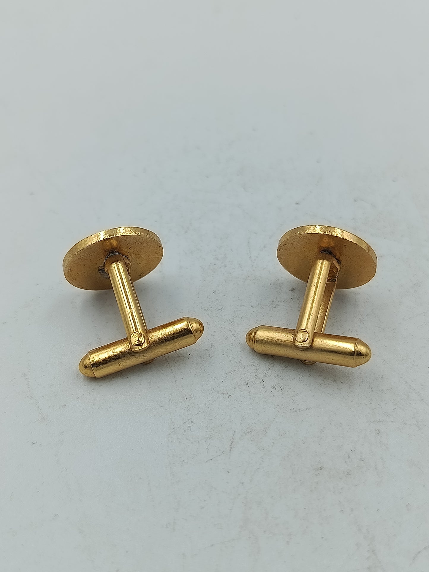 Golfer Manschettenknöpfe in goldfarbener Optik mit dunkelgrüner Emaille