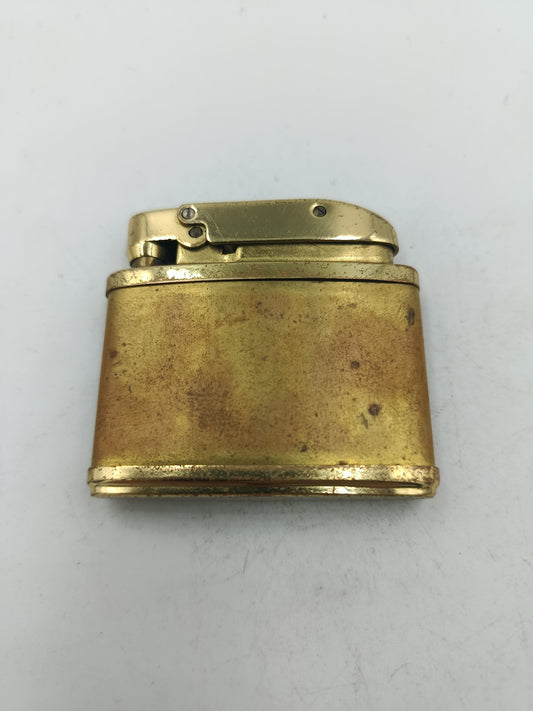 Consul Feuerzeug in goldfarbener Optik mit klassischem Metallgehäuse