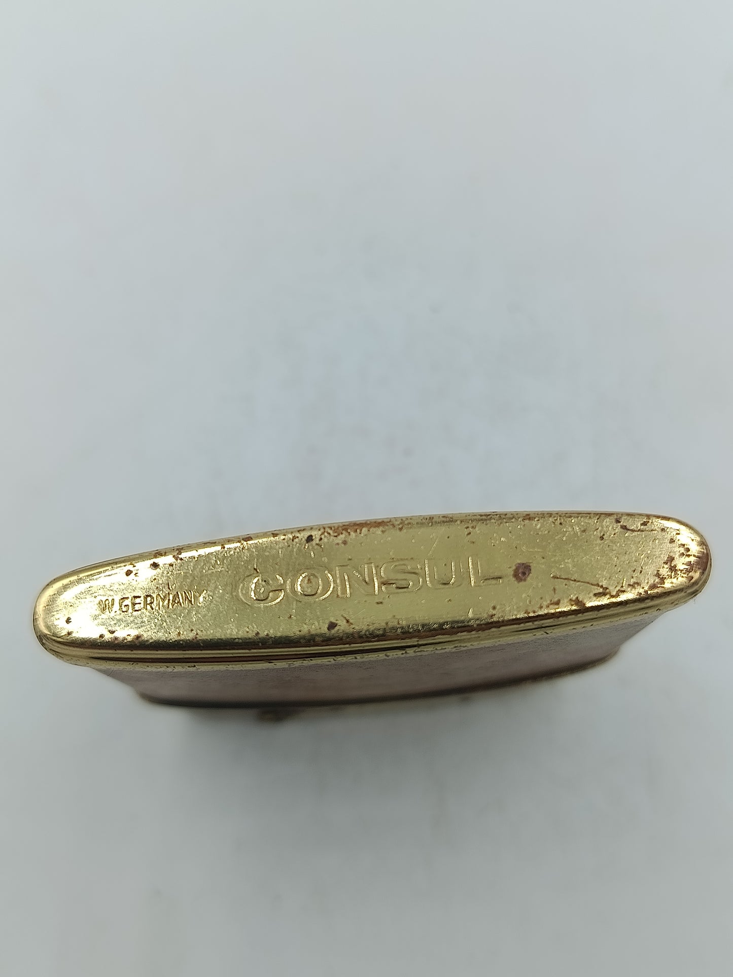 Consul Feuerzeug in goldfarbener Optik mit klassischem Metallgehäuse