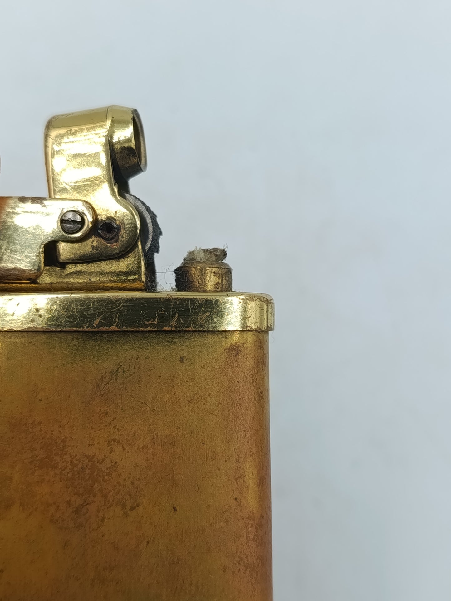 Consul Feuerzeug in goldfarbener Optik mit klassischem Metallgehäuse